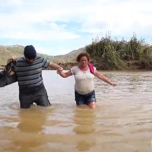 Ciudadanos en Morovis cruzan ríos para poder comunicarse