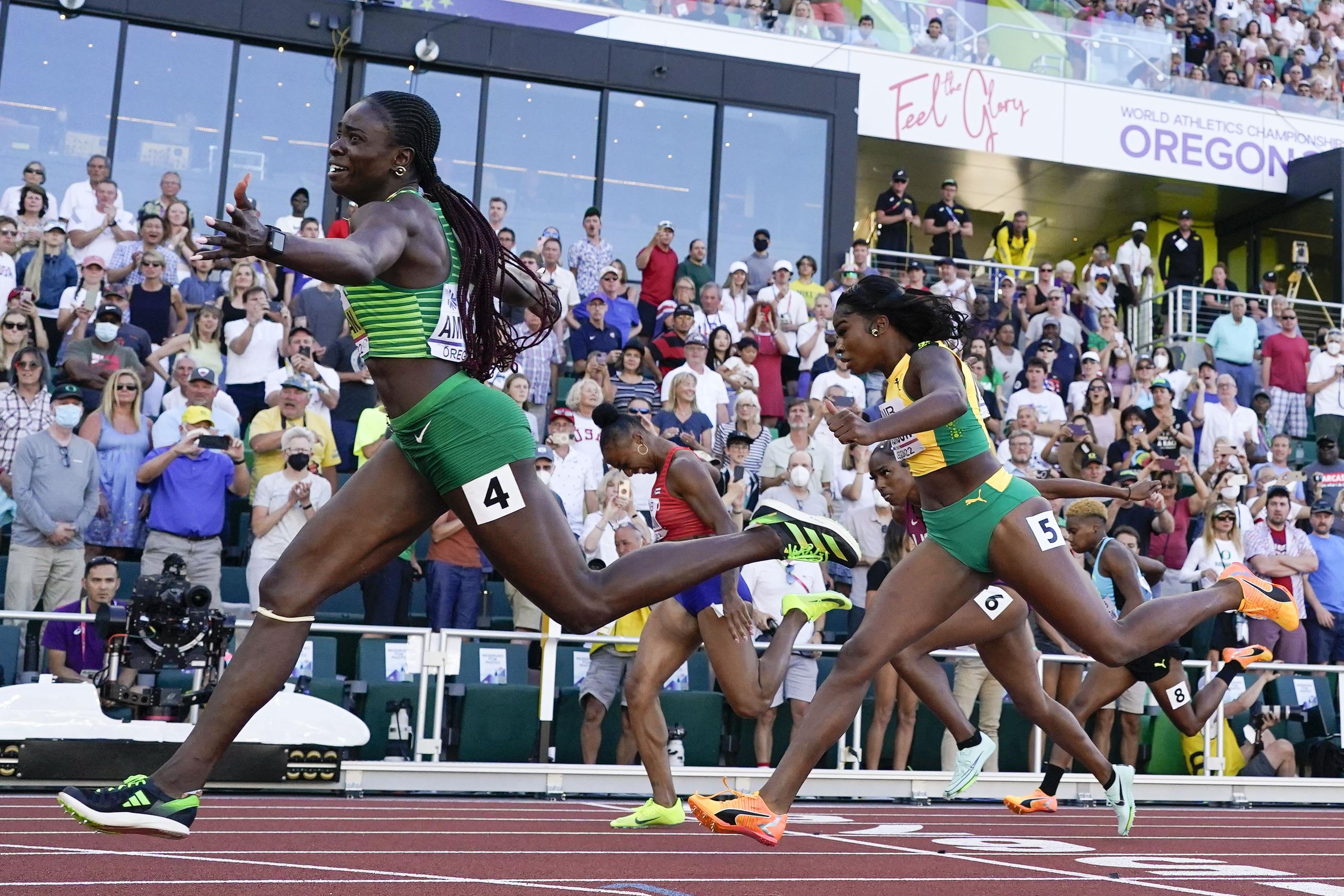 Esta foto muestra como llegaron Tobi Amusan, de Nigeria, Britanny Anderson, de Jamaica, y Jasmine Camacho Quinn, de Puerto Rico, en la final de los 100 metros con vallas en el Mundial de Atletismo en Oregon el mes pasado.