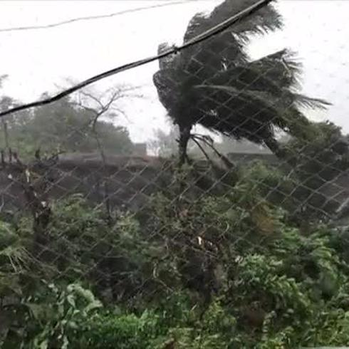 El monstruoso huracán Fani toca la zona este de India 