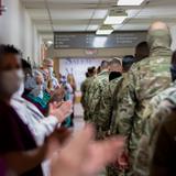 Gobierno podría solicitar ayuda de médicos militares para aliviar carga de hospitales