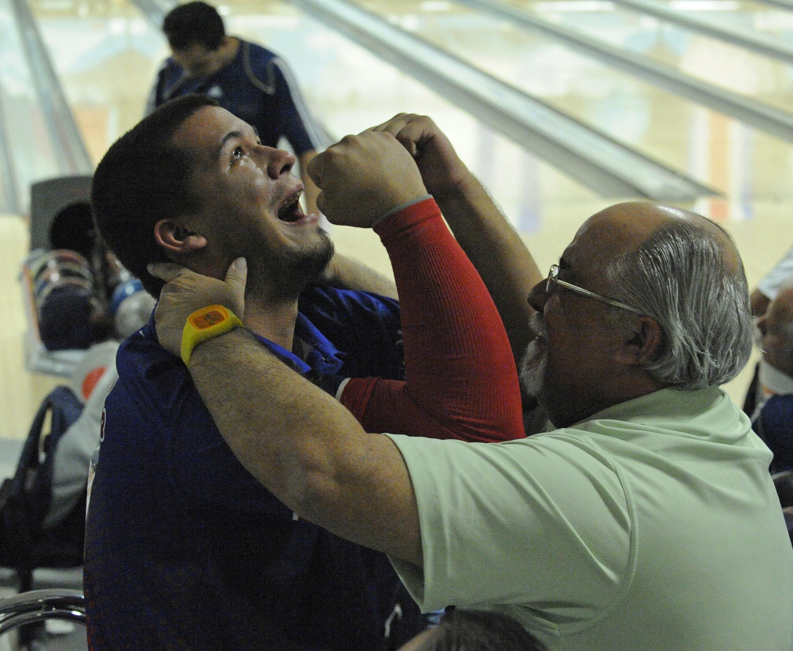 Andro Simounet es abrazado por su padre luego de ganar una medalla de oro en los Juegos Centroamericanos y del Caribe Mayagüez 2010.