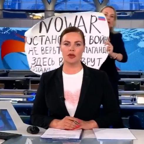Esto le pasó a la periodista que protestó en noticiario ruso