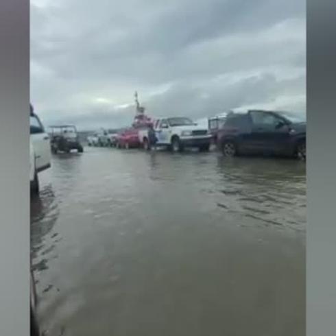 Video: se inunda barcaza de carga en Vieques