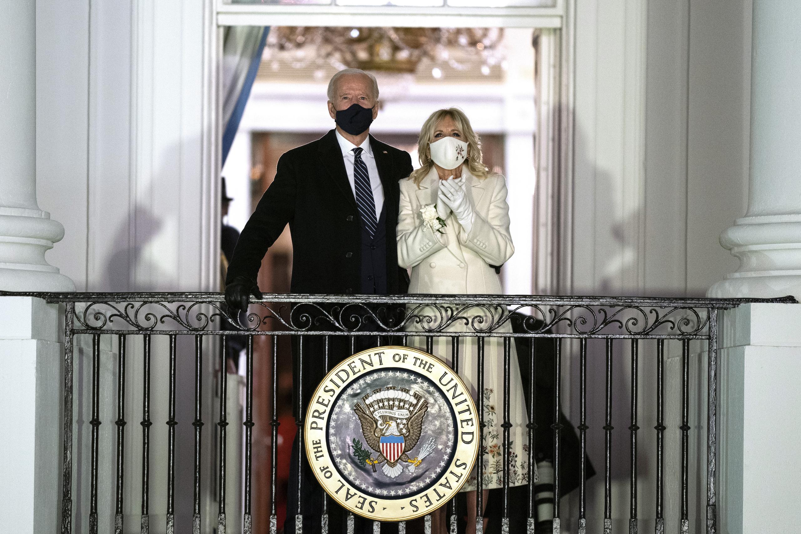 El presidente Joe Biden y la primera dama Jill Biden miran fuegos artificiales desde la Casa Blanca, Washington.