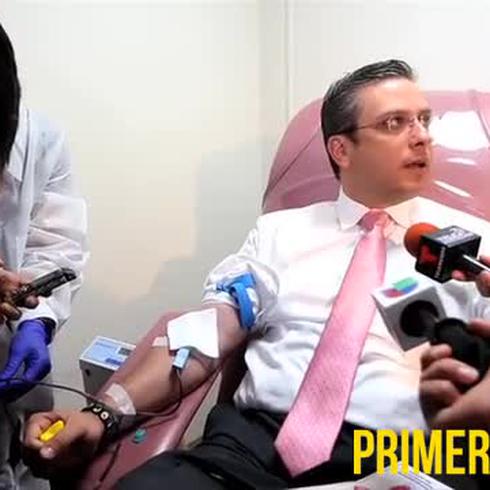 García Padilla y Caldero donan sangre para policías