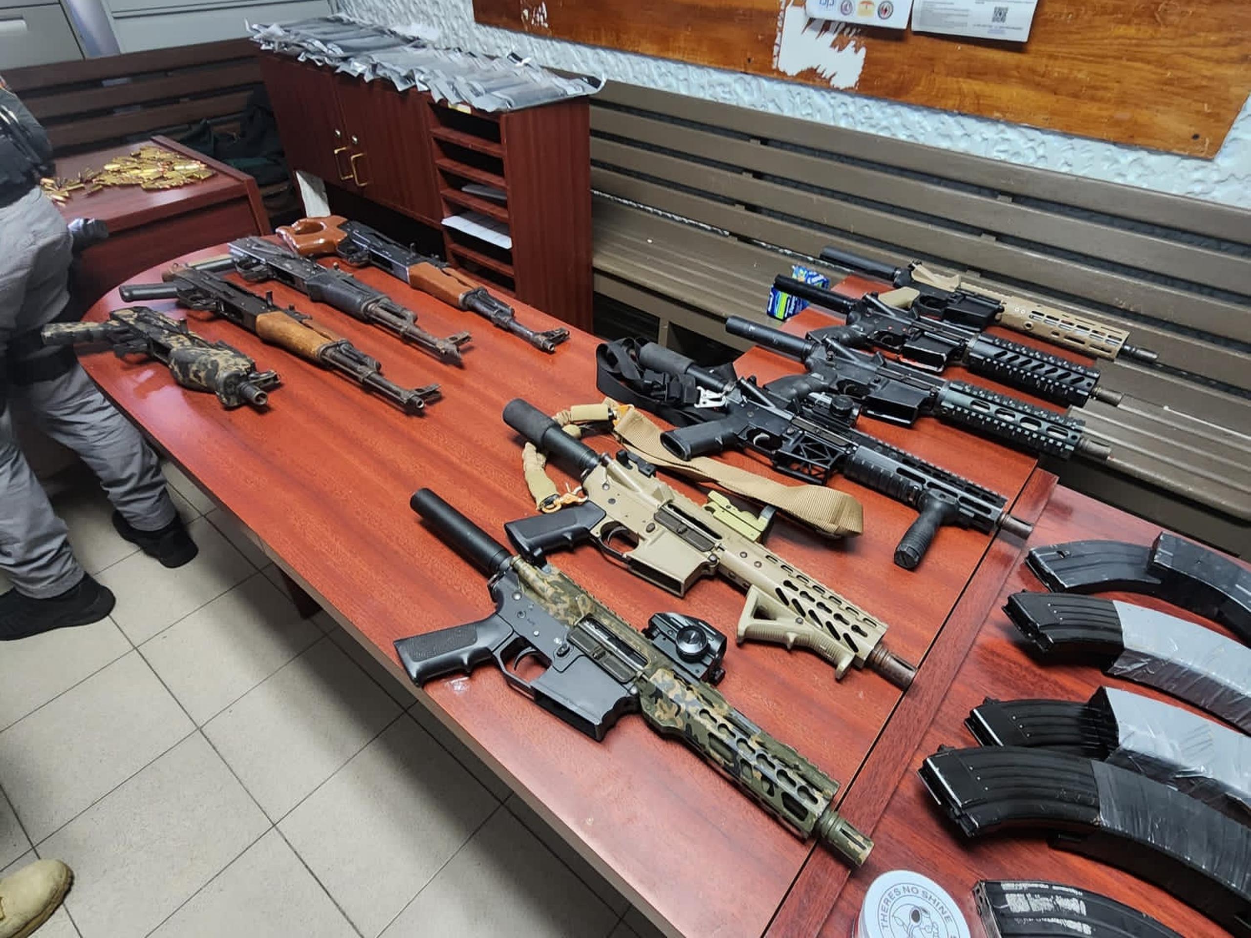 Una decena de rifles de distintos tipos fueron ocupadas en una casa abandonada en Toa Baja.
