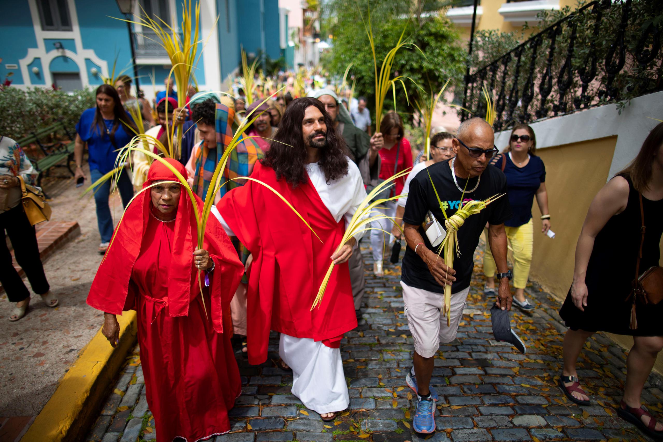 La misa de Domingo de Ramos, con la que inició oficialmente la Semana Mayor comenzó con una procesión desde  la plaza de La Rogativa hasta la Catedral de San Juan.