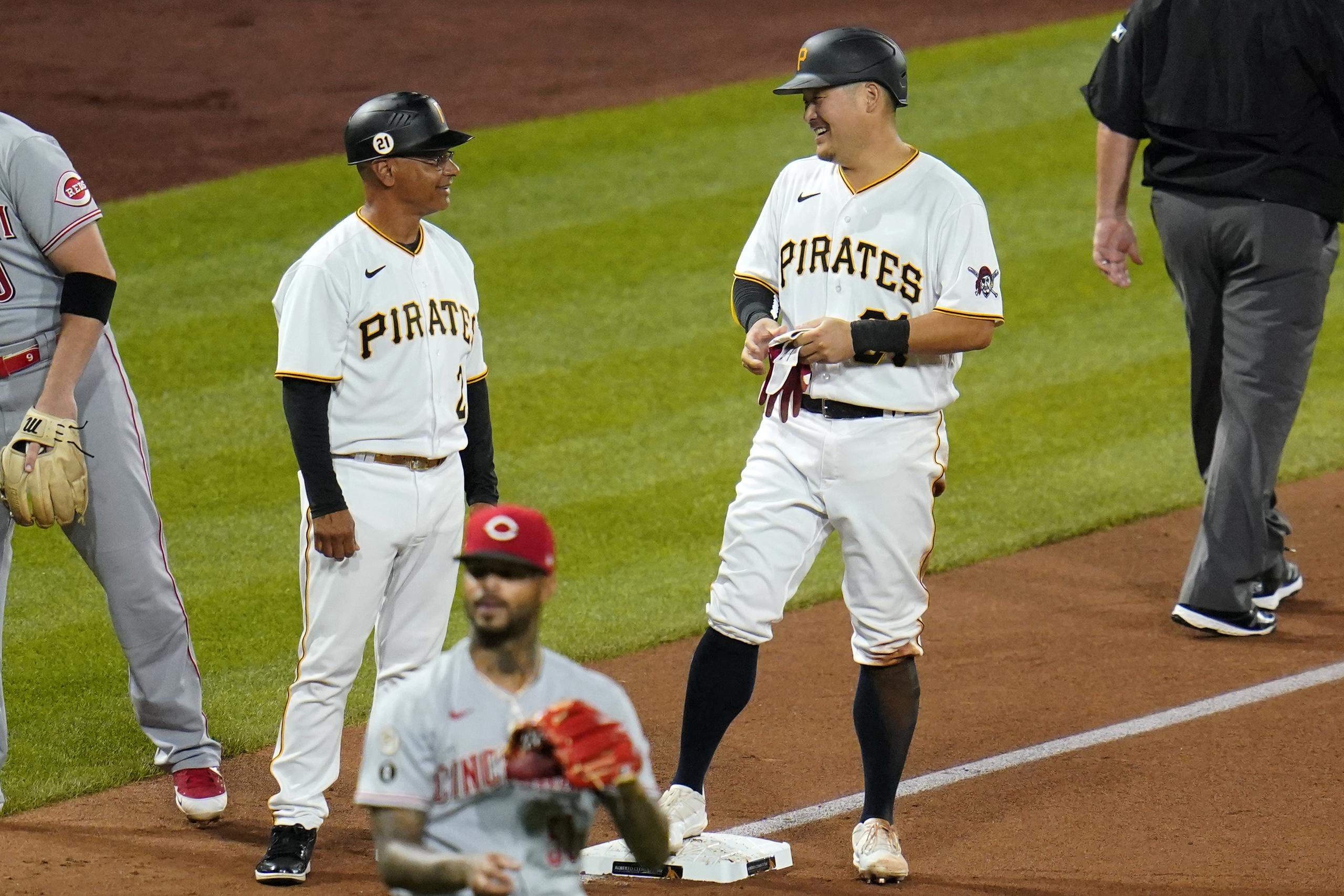 La gerencia de los Pirates de Pittsburgh optó por no retener los servicios de Joey Cora (izquierda) una vez terminó la pasada temporada.