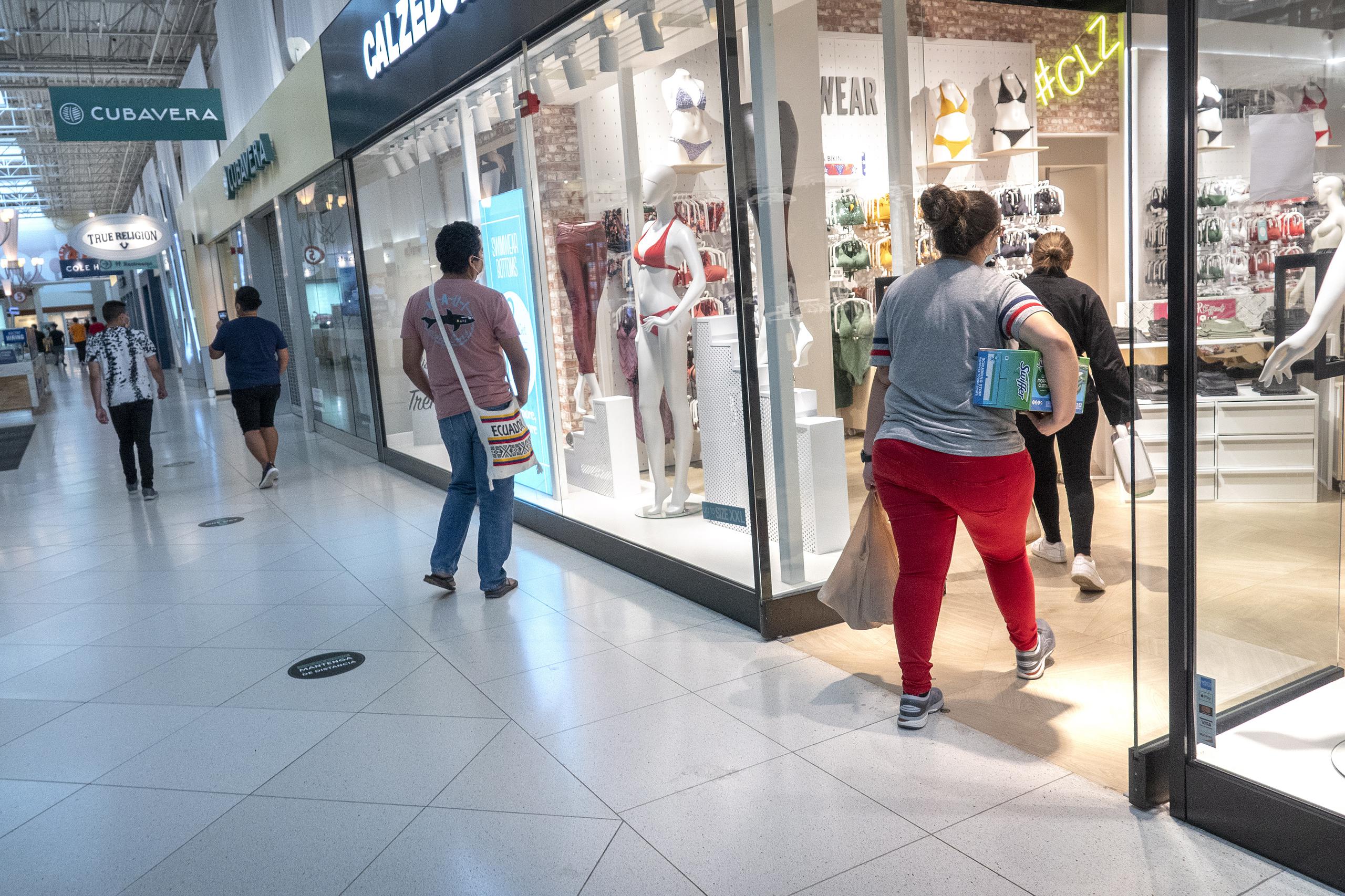 Personas ingresan a tiendas en un centro comercial de Estados Unidos. (Archivo/EFE/Cristóbal Herrera-Ulashkevich)