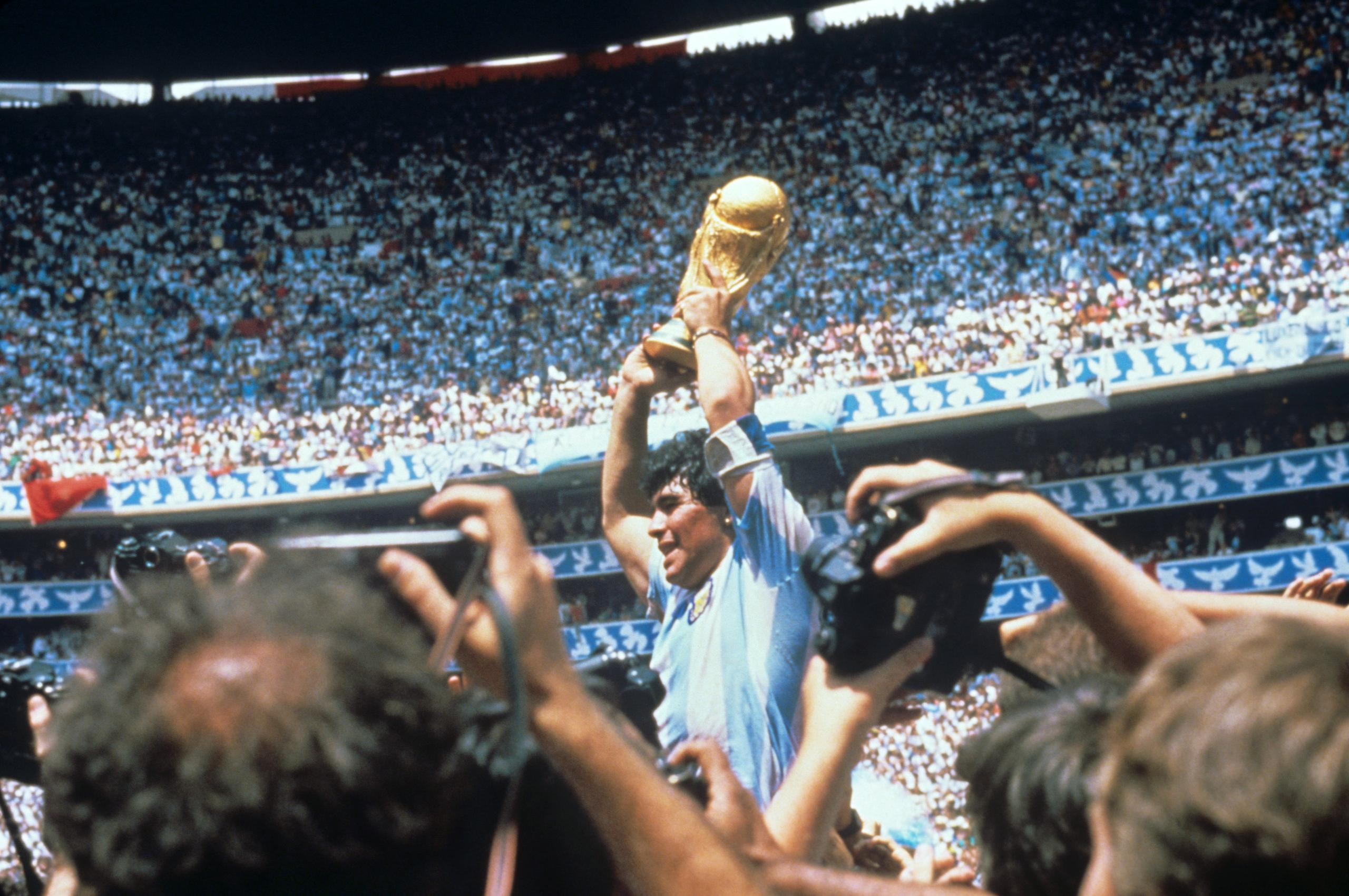 Una camisa usada por Diego Maradona en el Mundial del 1986 recientemente fue subastada por $9.3 millones. Fue récord hasta hoy.