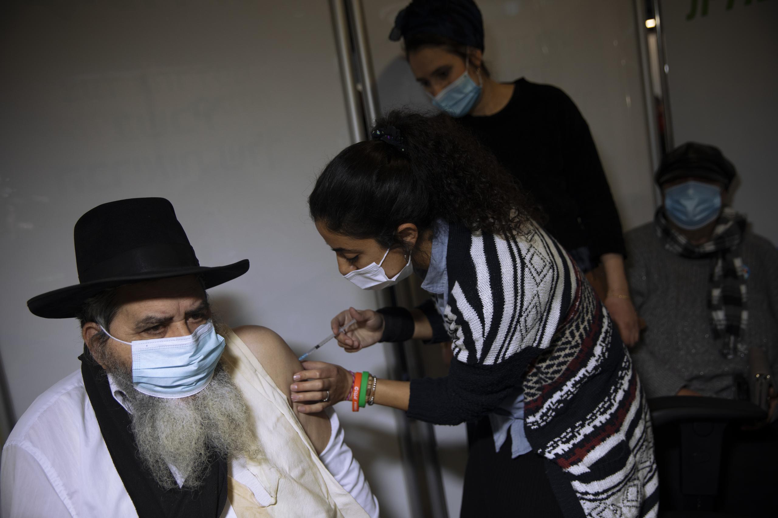 Un hombre recibe la vacuna contra el coronavirus en Jerusalén.