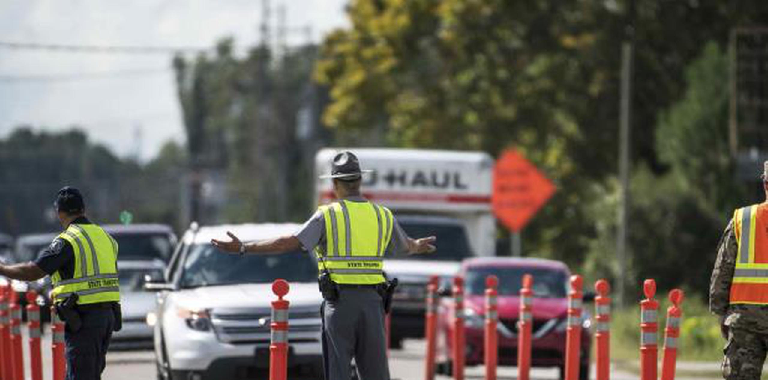 La guardia nacional y la policía ayudan en el flujo de tránsito en Carolina del Sur. (AP)