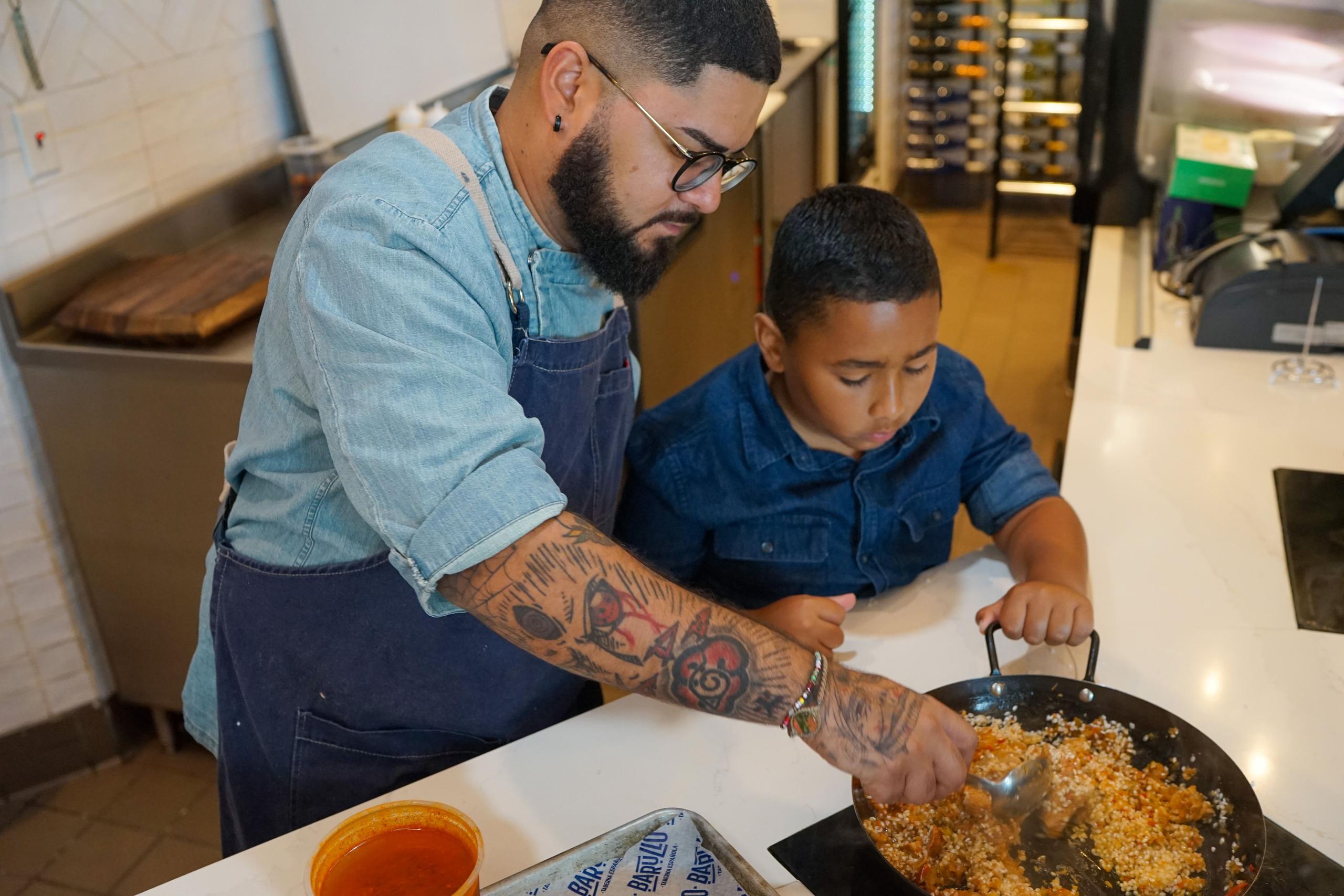 Julio Lamberty, chef ejecutivo Barullo Taberna Española, aplica la disciplina y organización que requiere la cocina en la crianza con su hijo.