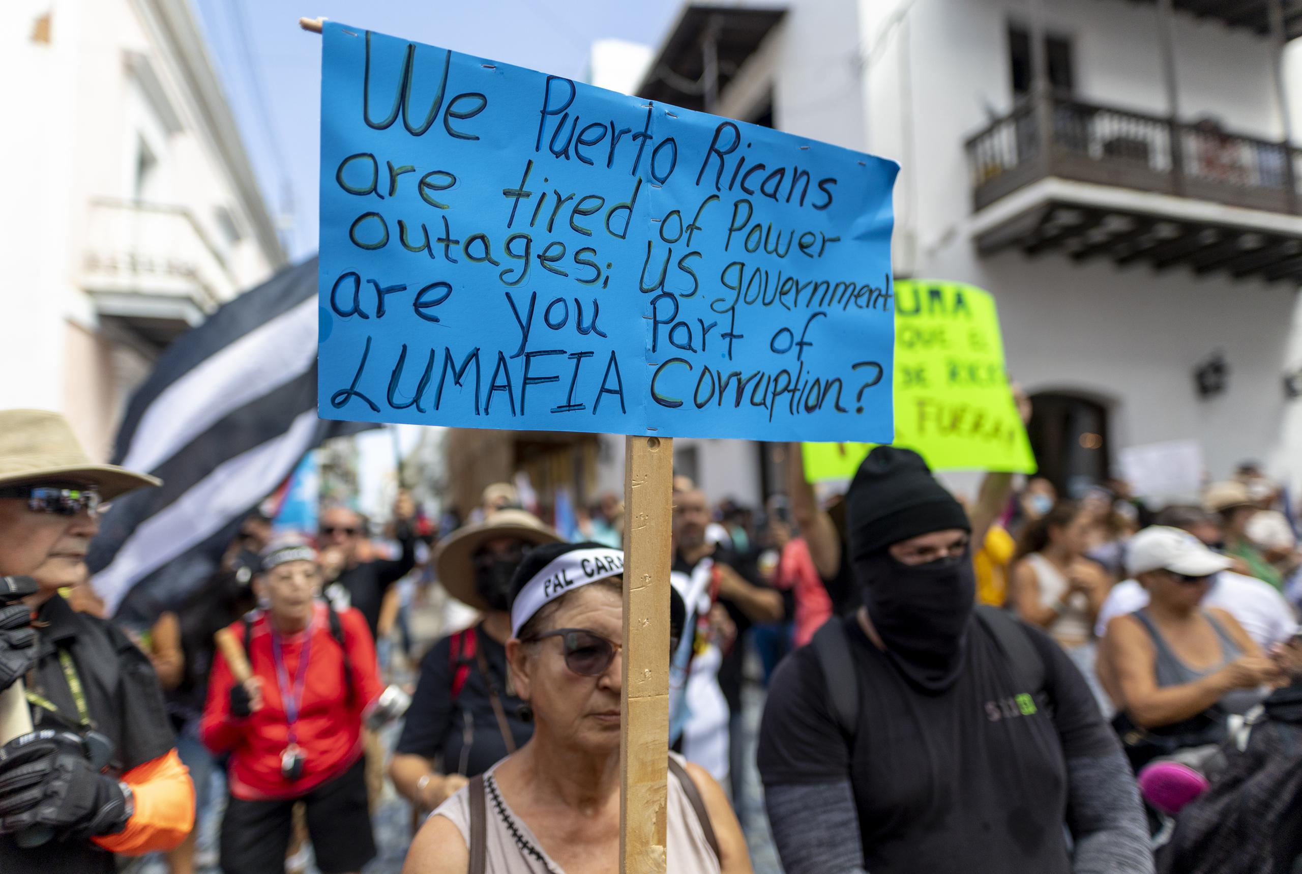 Varios ciudadanos llegaron con pancartas que muestran repudio contra el consorcio LUMA Energy, responsable de la transmisión y distribución de energía en Puerto Rico desde junio de 2021.