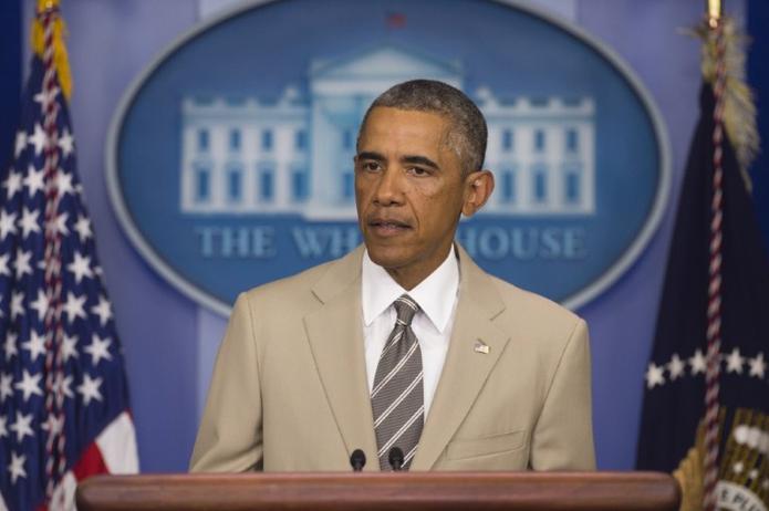 Cuando Obama vistió un traje beige en una conferencia de prensa en 2014, los conservadores lo criticaron por la poca seriedad que representaría ese color, aun a pesar de que Ronald Reagan, George H. B. Bush y George W. Bush también usaron trajes similares.