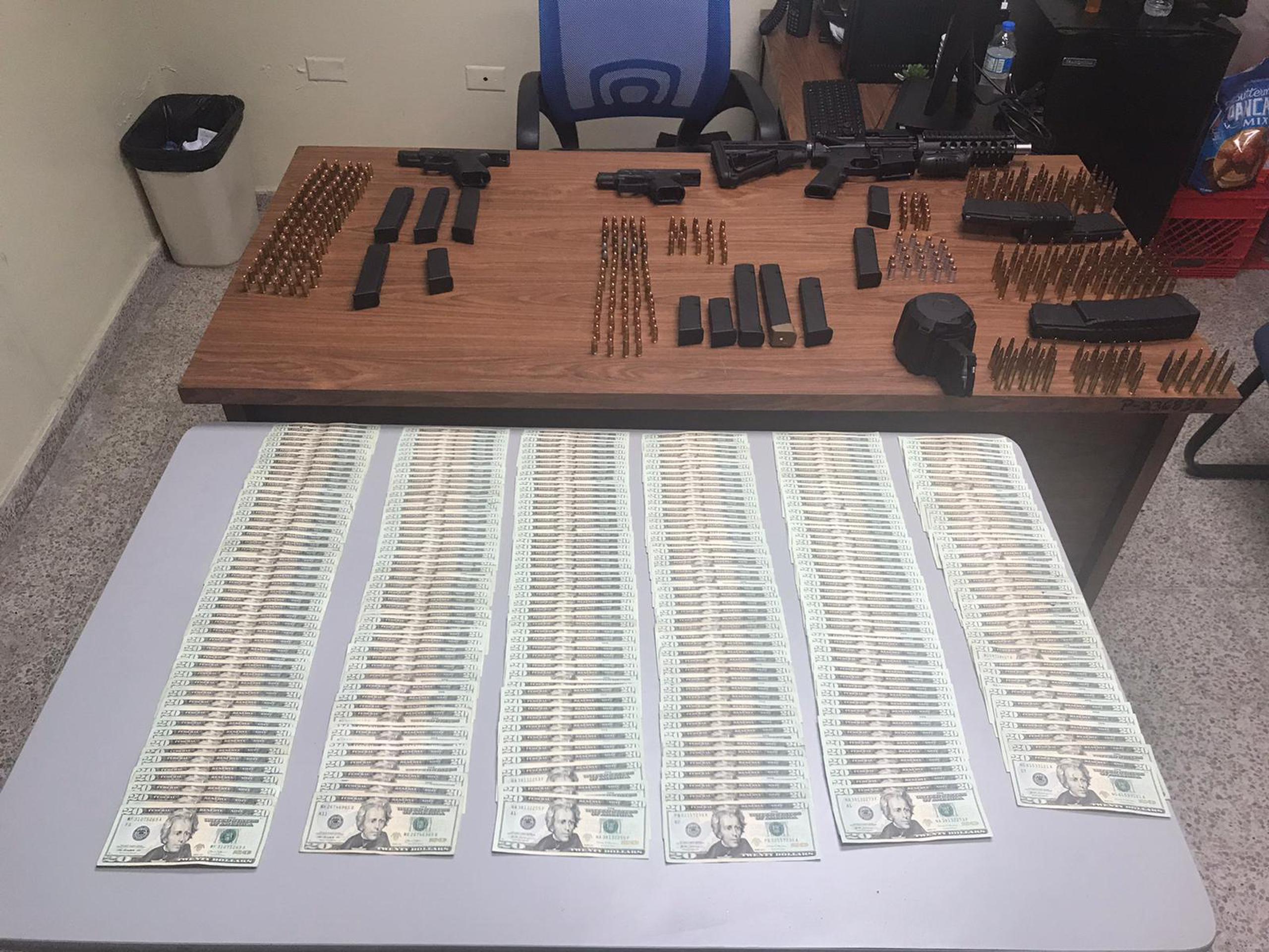 Personal de la Comandancia de Área de San Juan ocupó armas de fuego ilegales, cargadores, cientos de bala y $5,800 en los predios del edificio cinco del residencial Los Lirios, en Caupey