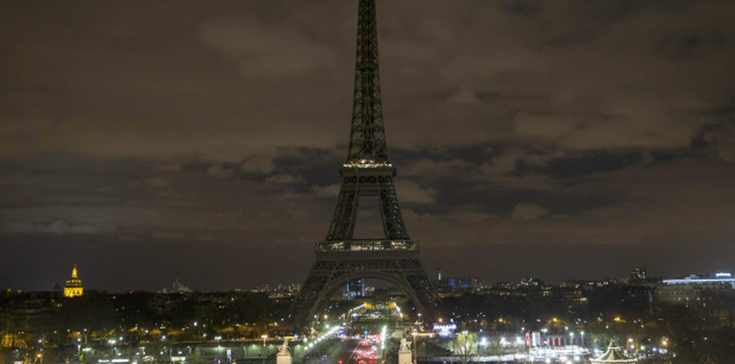 El apagón de cinco minutos en el afamado monumento fue un gesto simbólico en la Ciudad Luz. (EFE)
