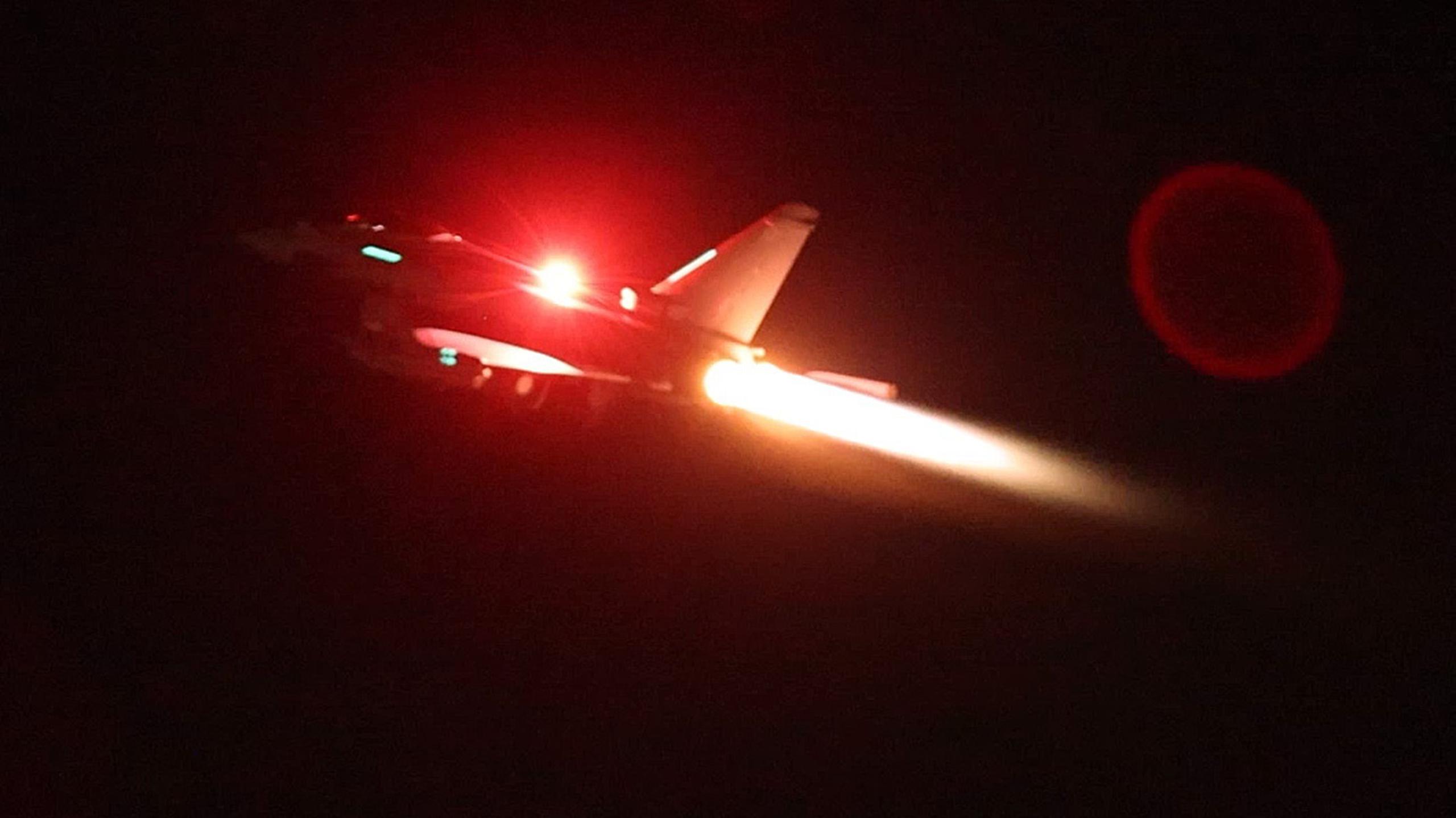 Fotografía cedida por la Real Fuerza Aérea Británica, en la que se registró un avión militar del Reino Unido durante un ataque contra objetivos hutíues en Yemen.