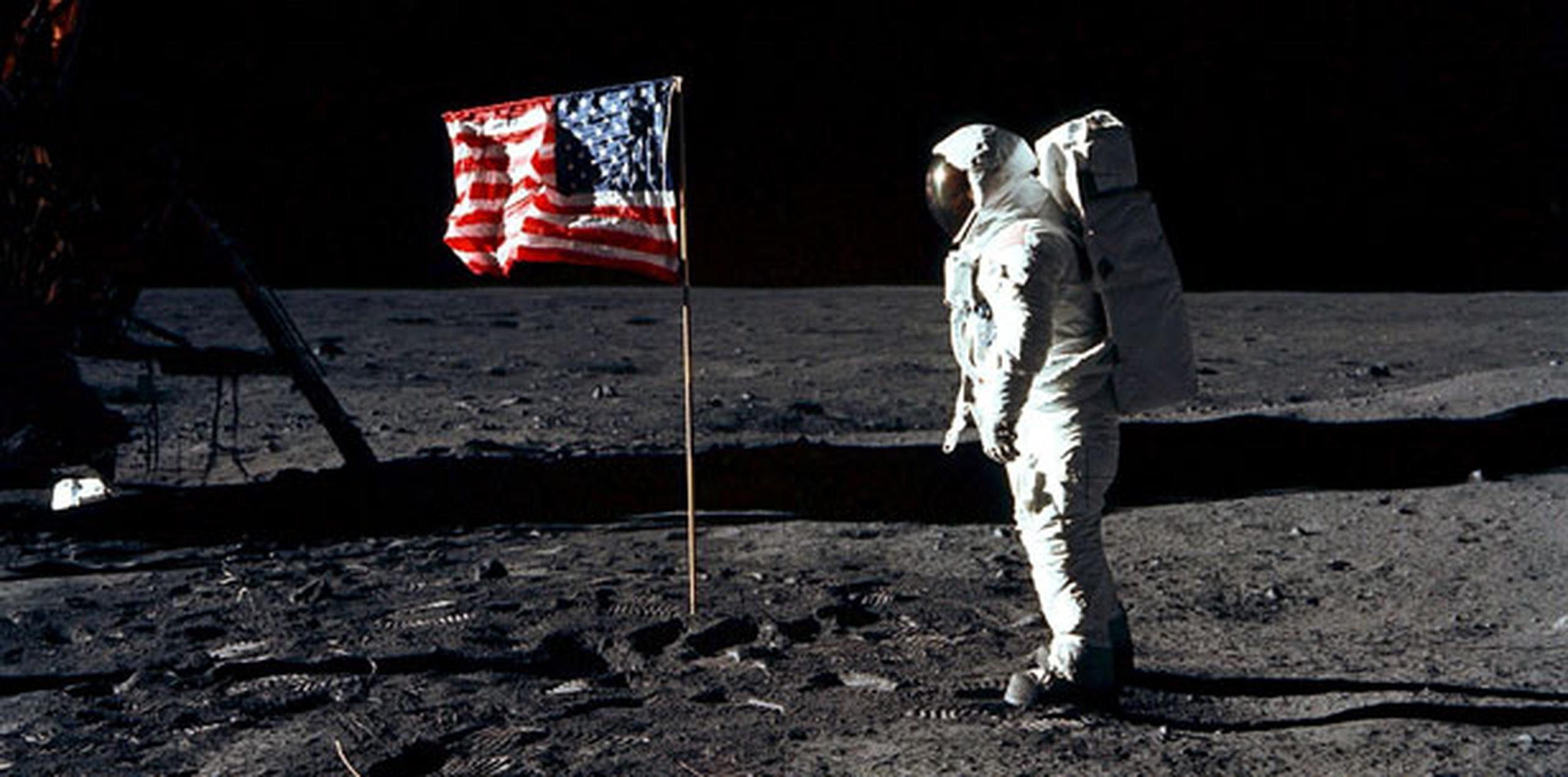 La imagen del símbolo nacional en la desolada superficie lunar se convirtió en un icono de la cultura americana. (Archivo)