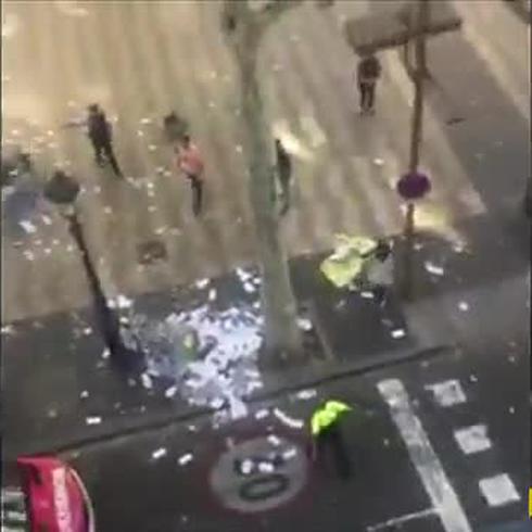 Van golpea peatones en 'ataque terrorista' de Barcelona