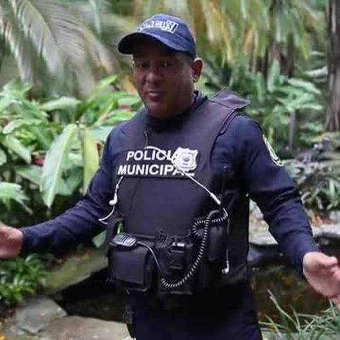 Un policía que baila en Caguas