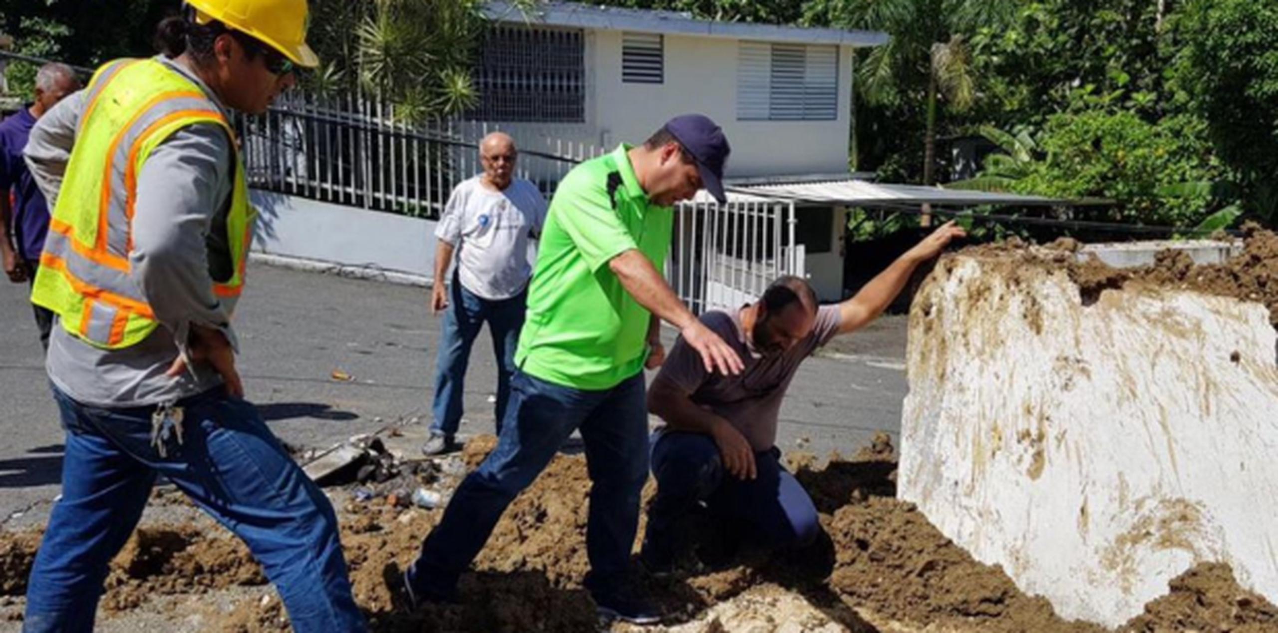 Ángel Pérez (con gorra) se ha mantenido al tanto de todas las situaciones del municipio a raíz de la emergencia por el clima. (Captura Facebook)