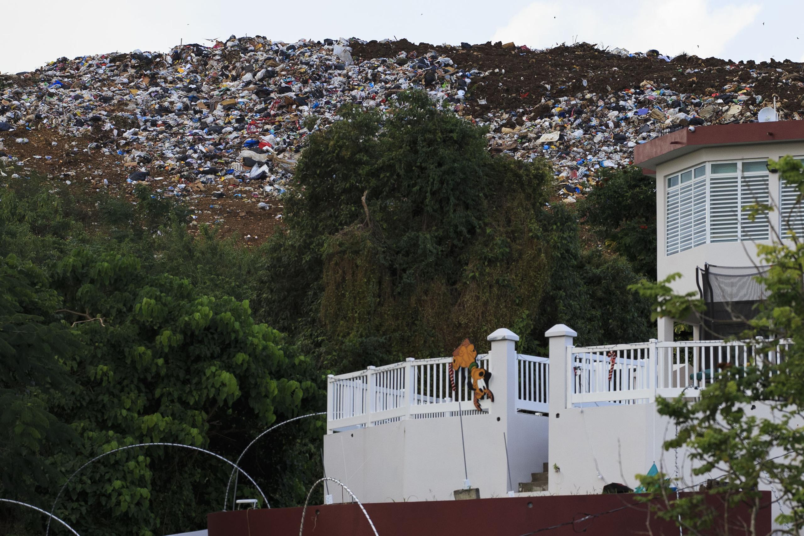 El municipio de Toa Alta enfrenta multas por incumplimiento con las leyes de desechos sólidos, de acuerdo a la EPA.