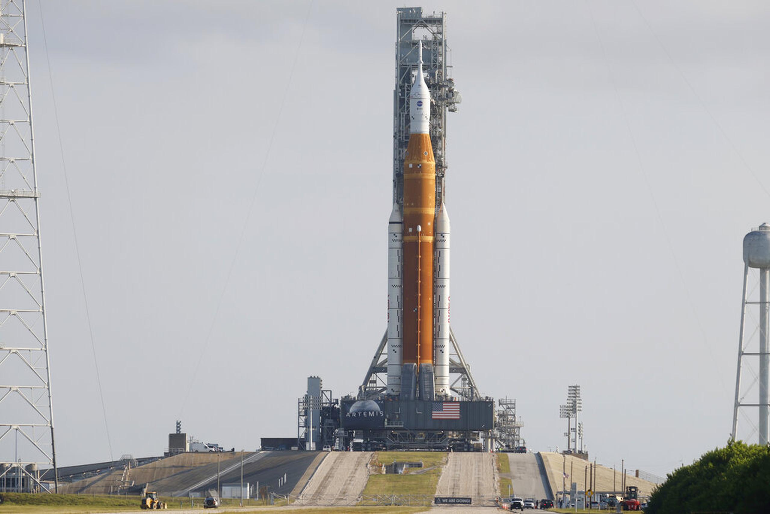 El cohete Artemis con la nave espacial Orion en la plataforma 39B en el Centro Espacial Kennedy en Cabo Cañaveral, Florida, el 17 de agosto de 2022.