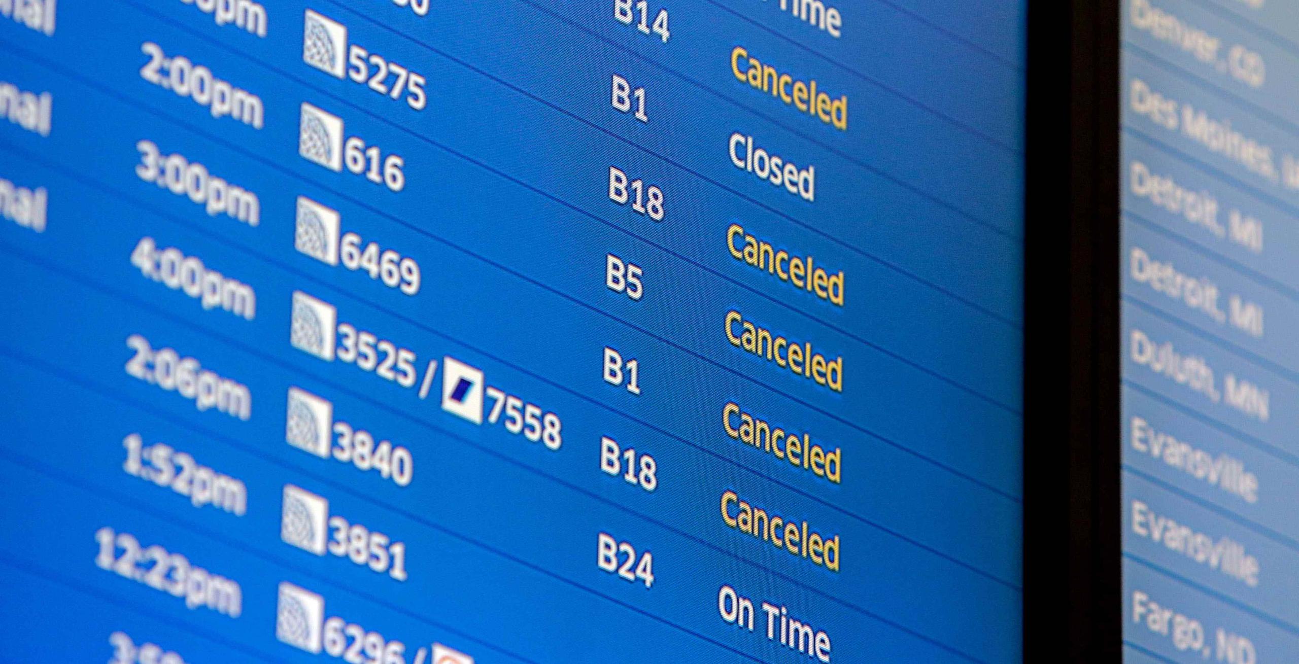 Todas las grandes compañías aéreas hicieron preparativos para que los pasajeros puedan reservar los vuelos que no pudieron hacer el fin de semana por la tormenta.