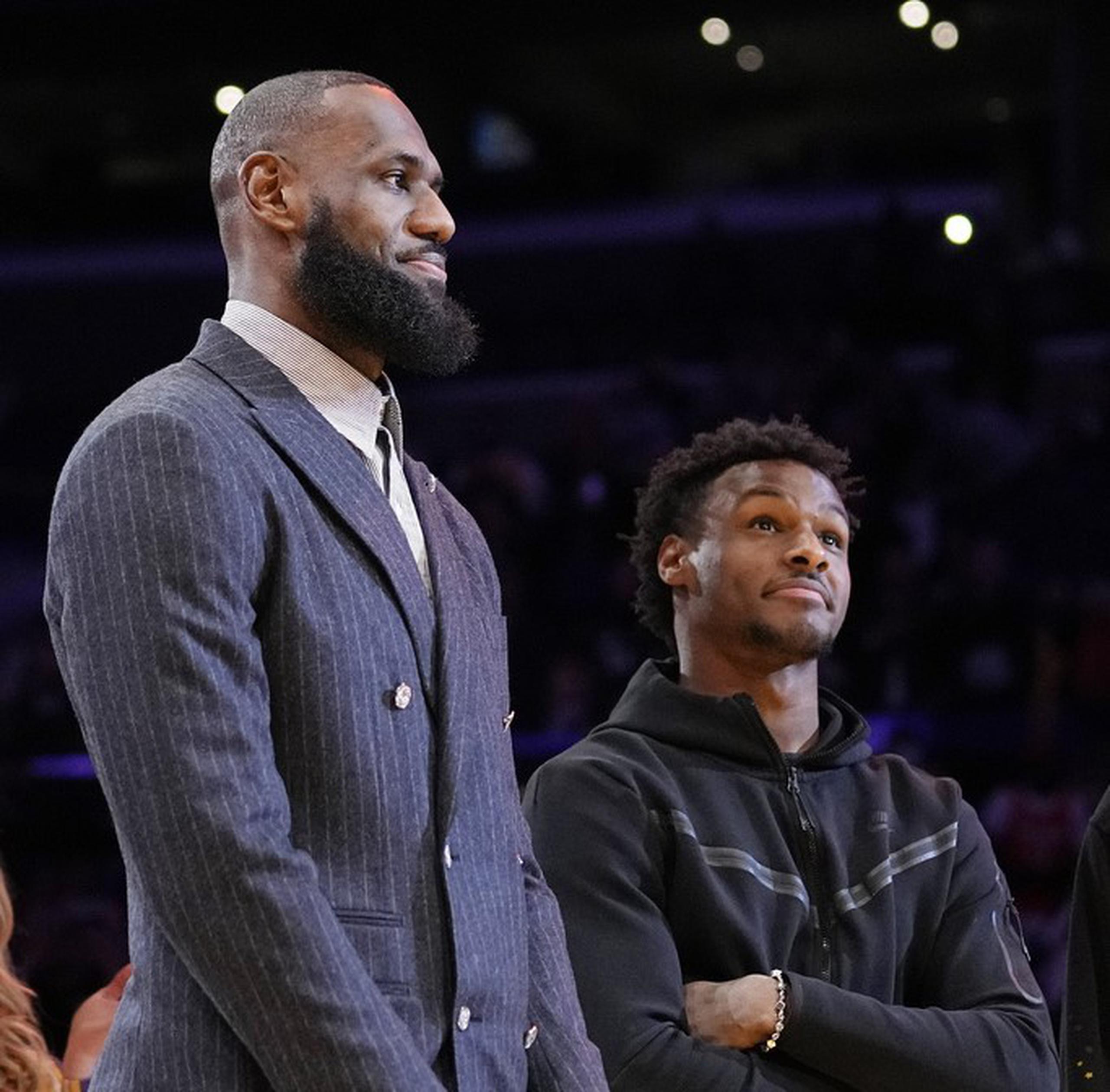 LeBron James y su hijo Bronny escuchan una ceremonia donde se honra al primero como líder anotador en la historia de la NBA, el 9 de febrero de 2023.