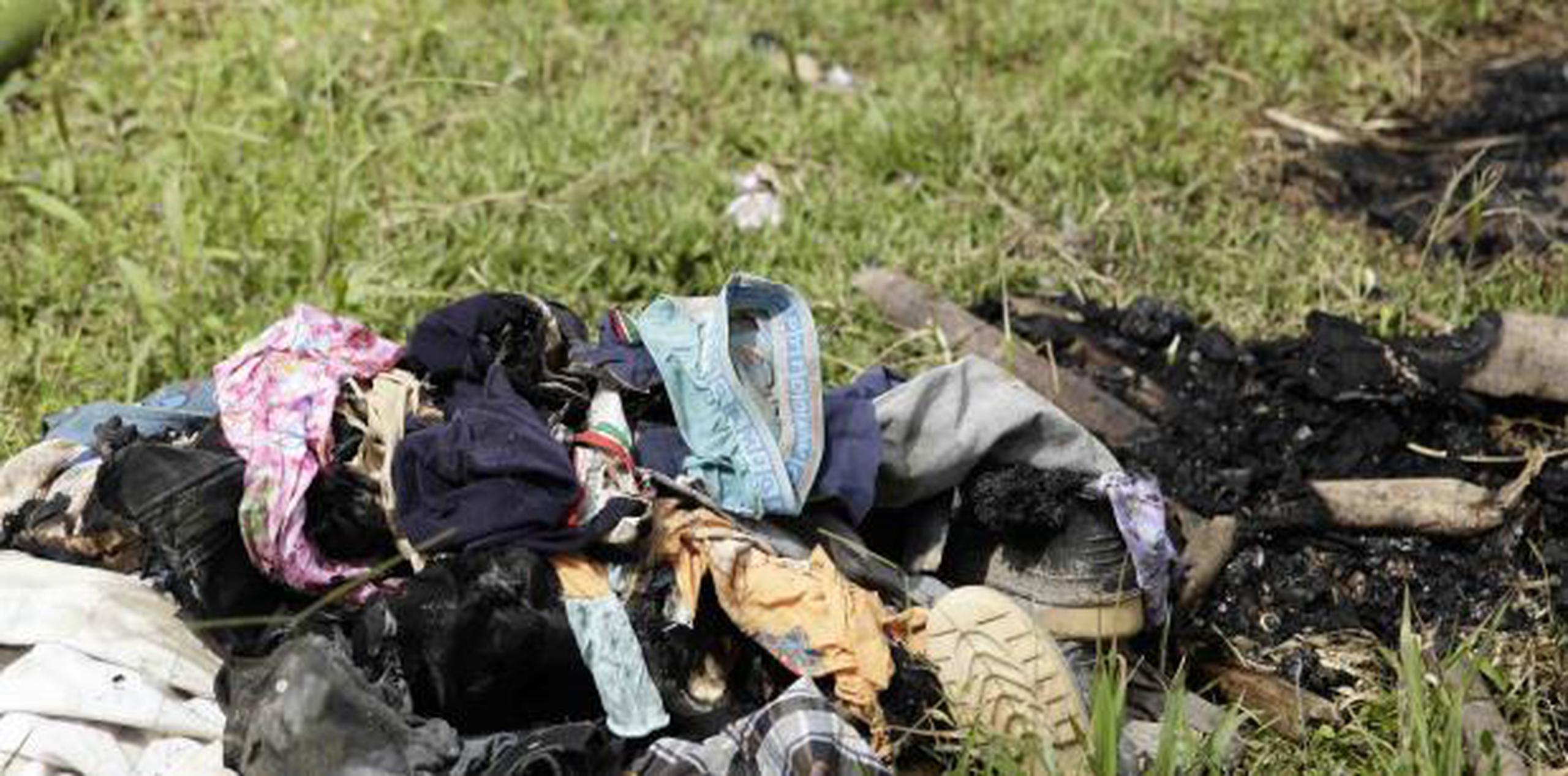 Ropa quemada de personas asesinadas en un ritual religioso en la comunidad selvática de El Terrón, Panamá. (AP)