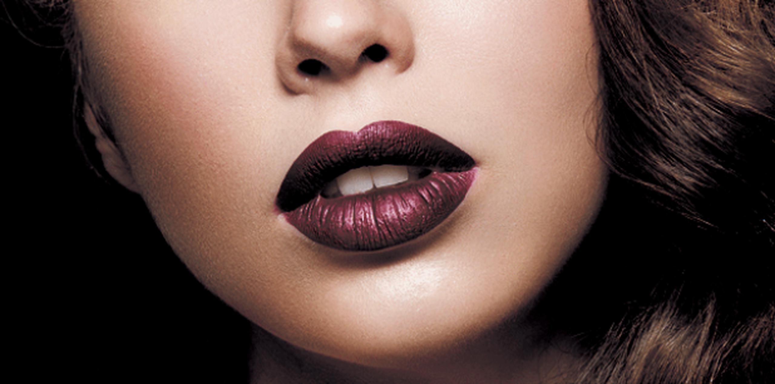 Los tonos oscuros se utilizan casi siempre en fórmula mate o semimate y eso deja al descubierto si los labios están resecos o descuidados. (Archivo)