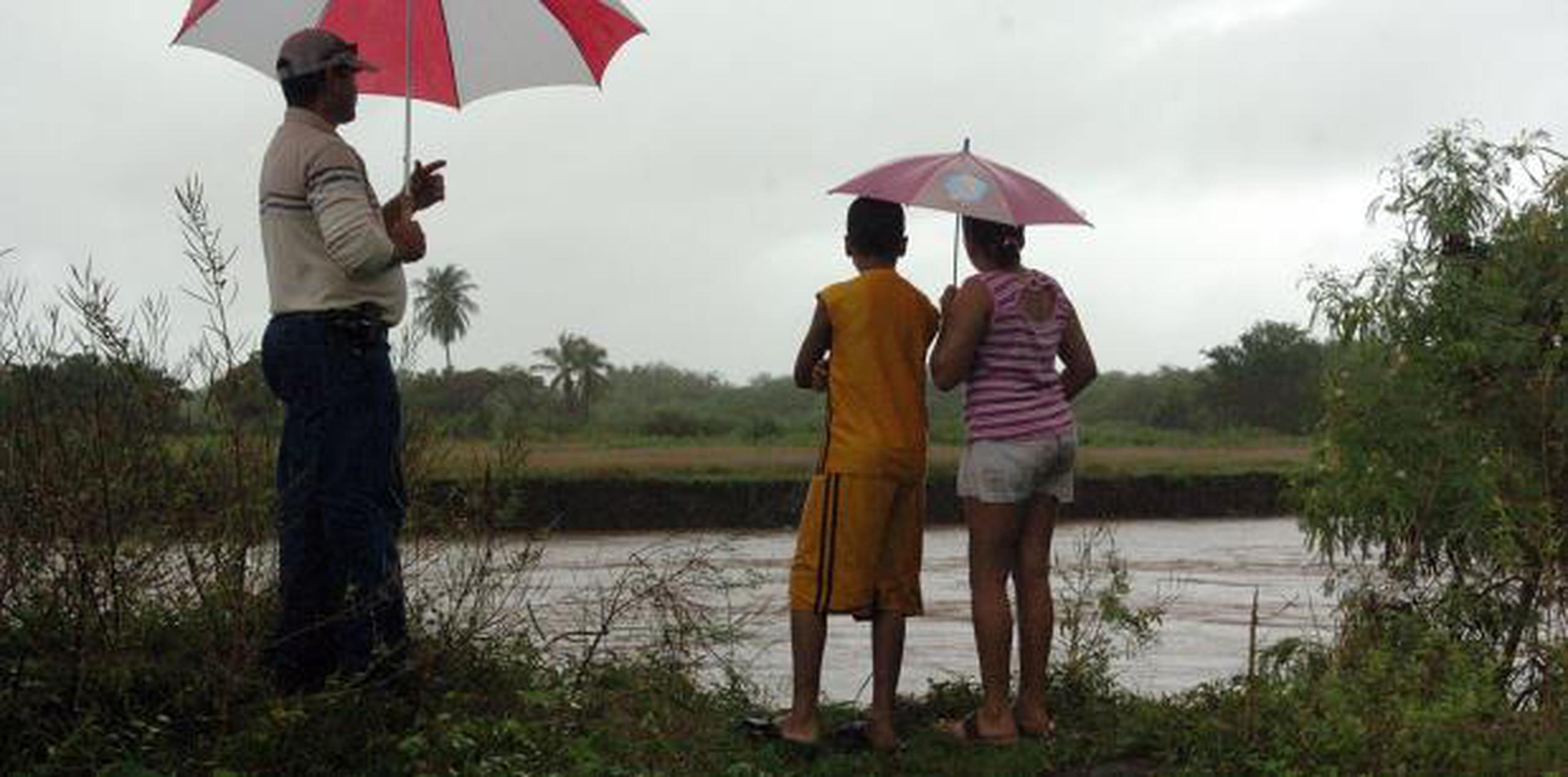 Residentes del área observan el río Jacaguas. (Archivo)