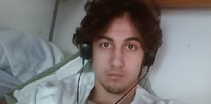 Dzhokhar Tsarnaev, declarado culpable de los atentados del maratón de Boston de 2013, fue condenado hoy a pena de muerte por las dos bombas caseras que mataron a tres personas e hirieron a otras 264, según el veredicto del jurado.  (Archivo)
