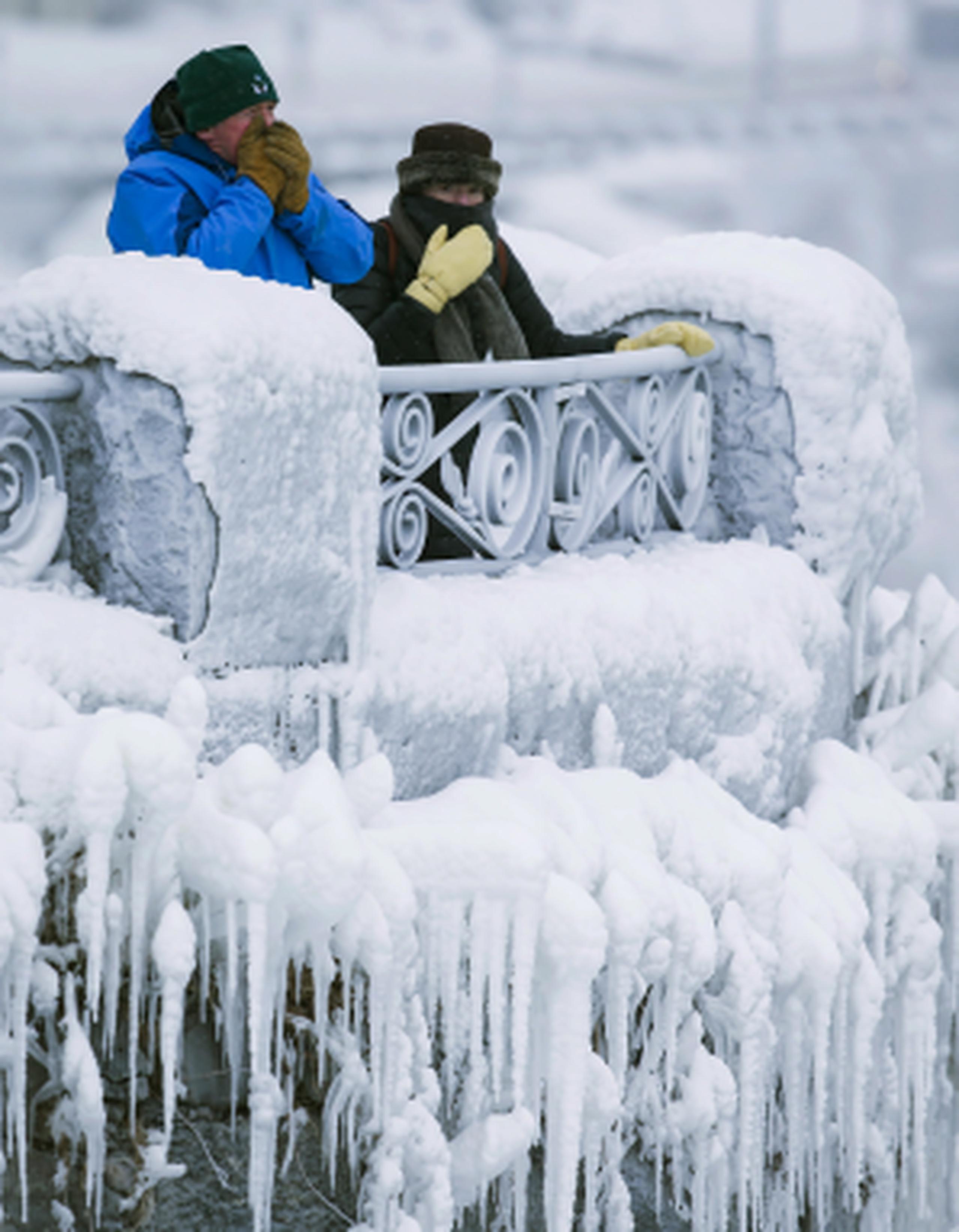 Las autoridades advierten a los turistas que se protejan para evitar congelaciones. (AP)