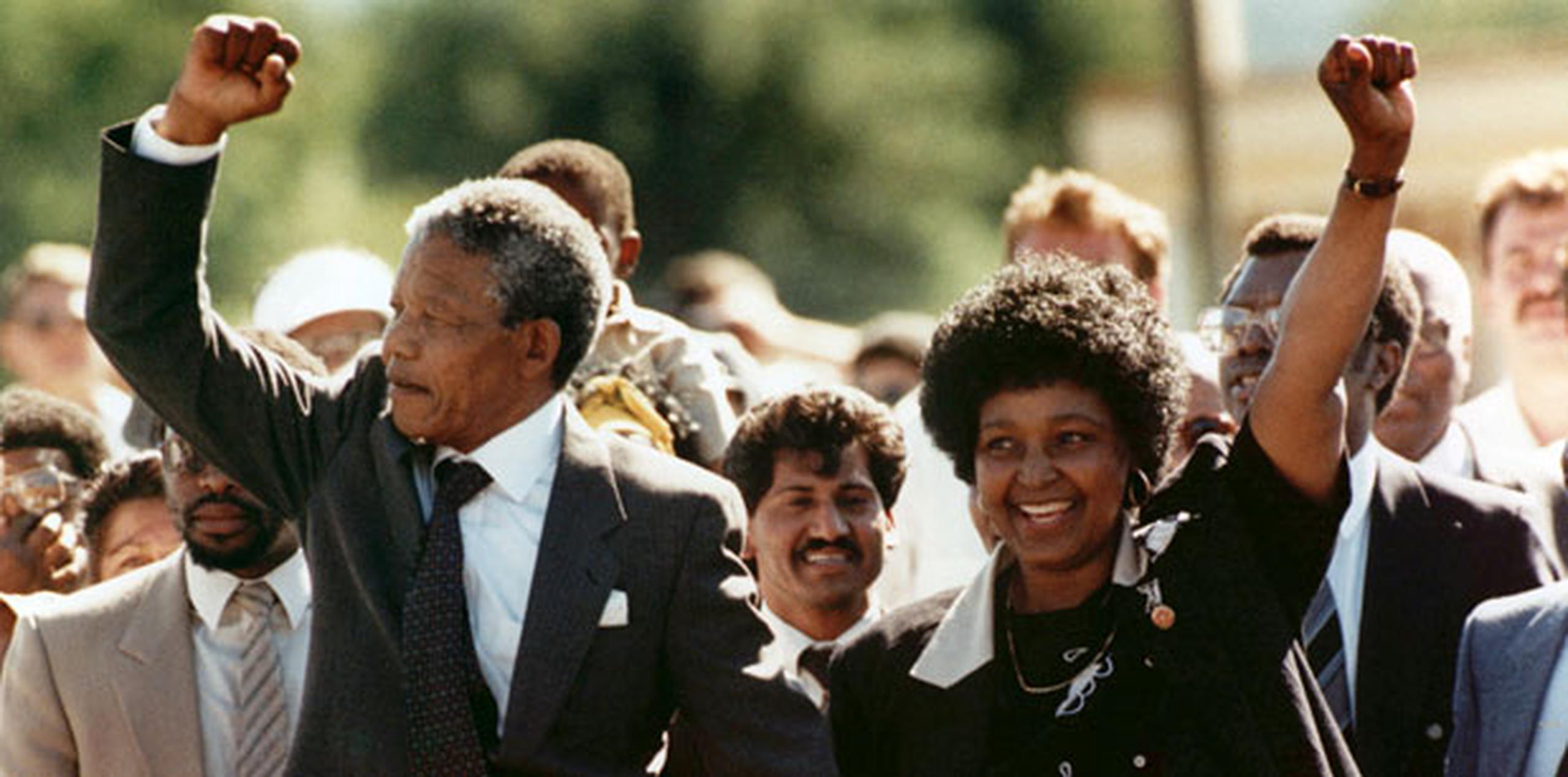 En la foto, Nelson Mandela con su entonces esposa Winnie Madikizela-Mandela durante una caminata en 1990 poco después de que fuera liberado de prisión. (Archivo/AP)
