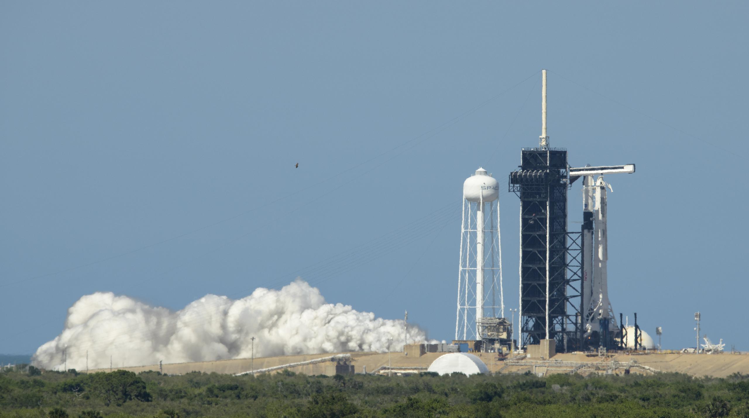 Un cohete Falcon 9 de SpaceX con la cápsula  Crew Dragon a bordo es viso en la plataforma de lanzamientos durante una breve prueba el centro espacial Kennedy en Florida