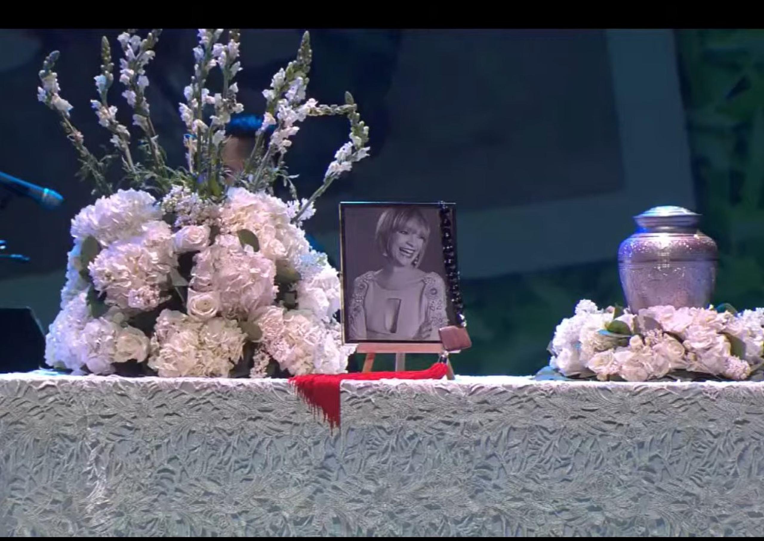 La urna con las cenizas de la productora, presentadora y locutora fueron ubicadas en un altar junto con una fotografía, flores y un crucifijo.