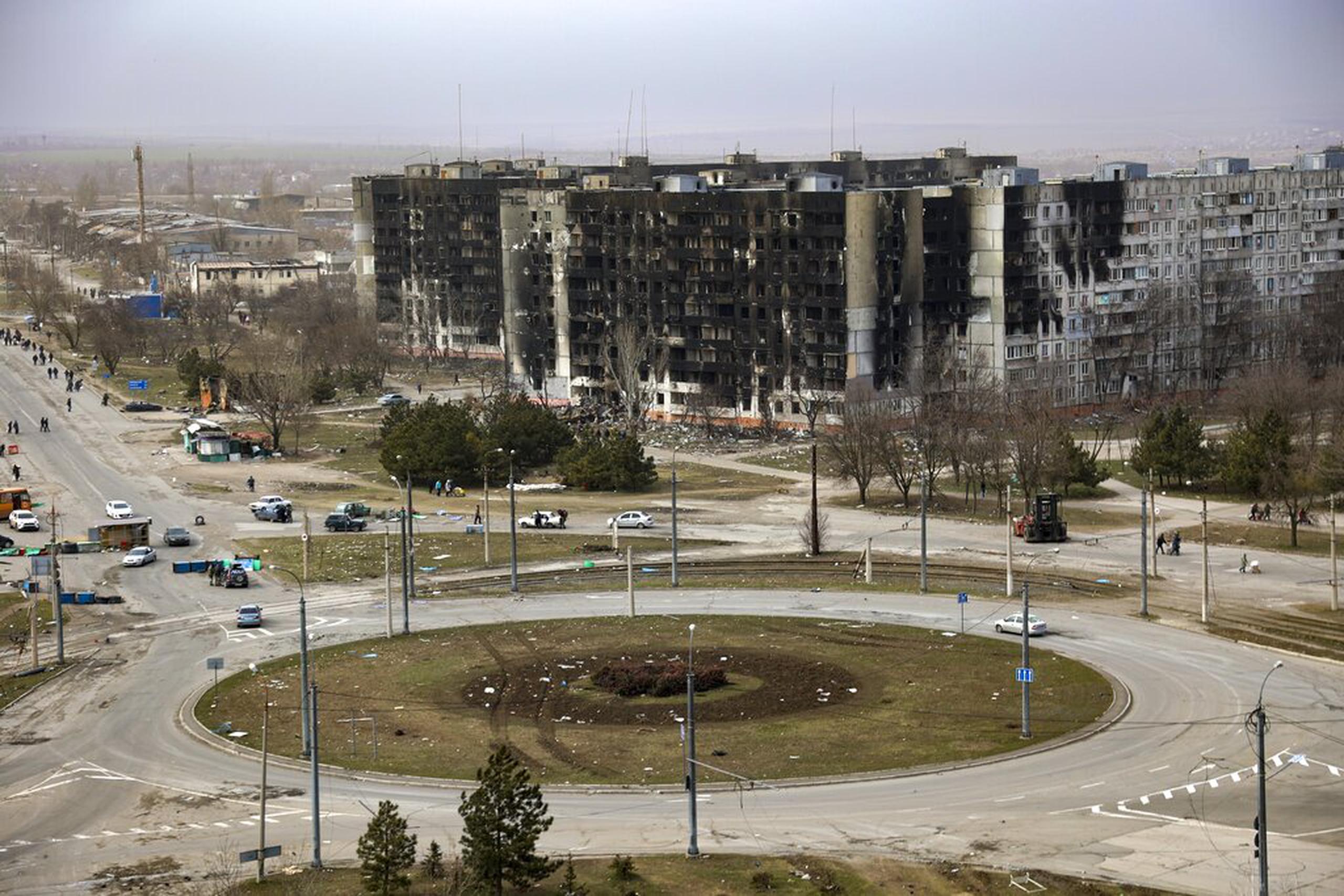 Daños en edificios de apartamentos después de bombardeos en las afueras de Mariúpol, Ucrania, en territorio bajo control del gobierno separatista de la República Popular de Donetsk, el 29 de marzo de 2022.