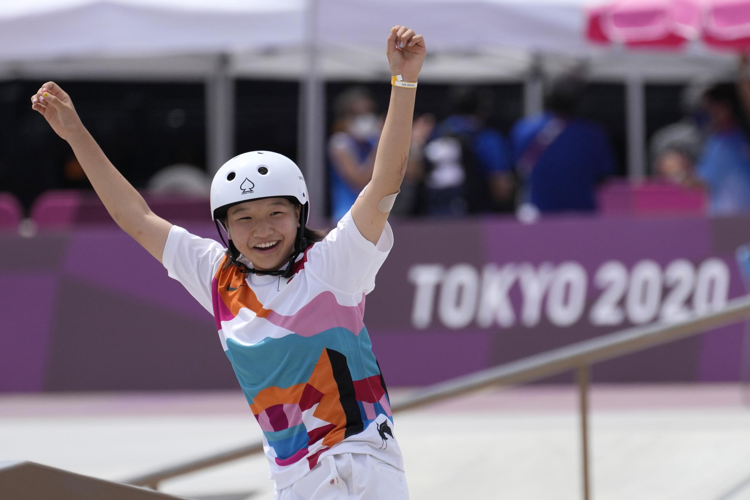 La japonesa Momiji Nishiya celebra después de ganar la final de skateboarding para mujeres en los Juegos Olímpicos 2020.