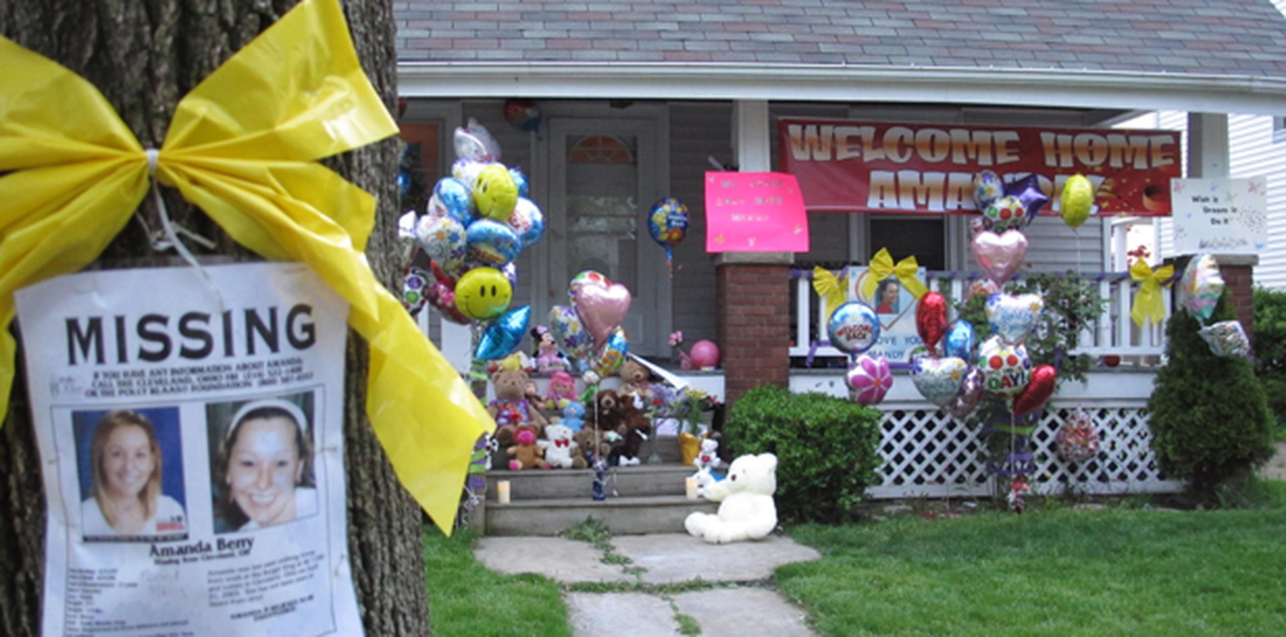 Amanda Berry, de 27 años, se refugió hoy en la casa de su hermana, repleta de globos y ositos de peluche que los vecinos han ido depositando para celebrar su regreso. (AP)