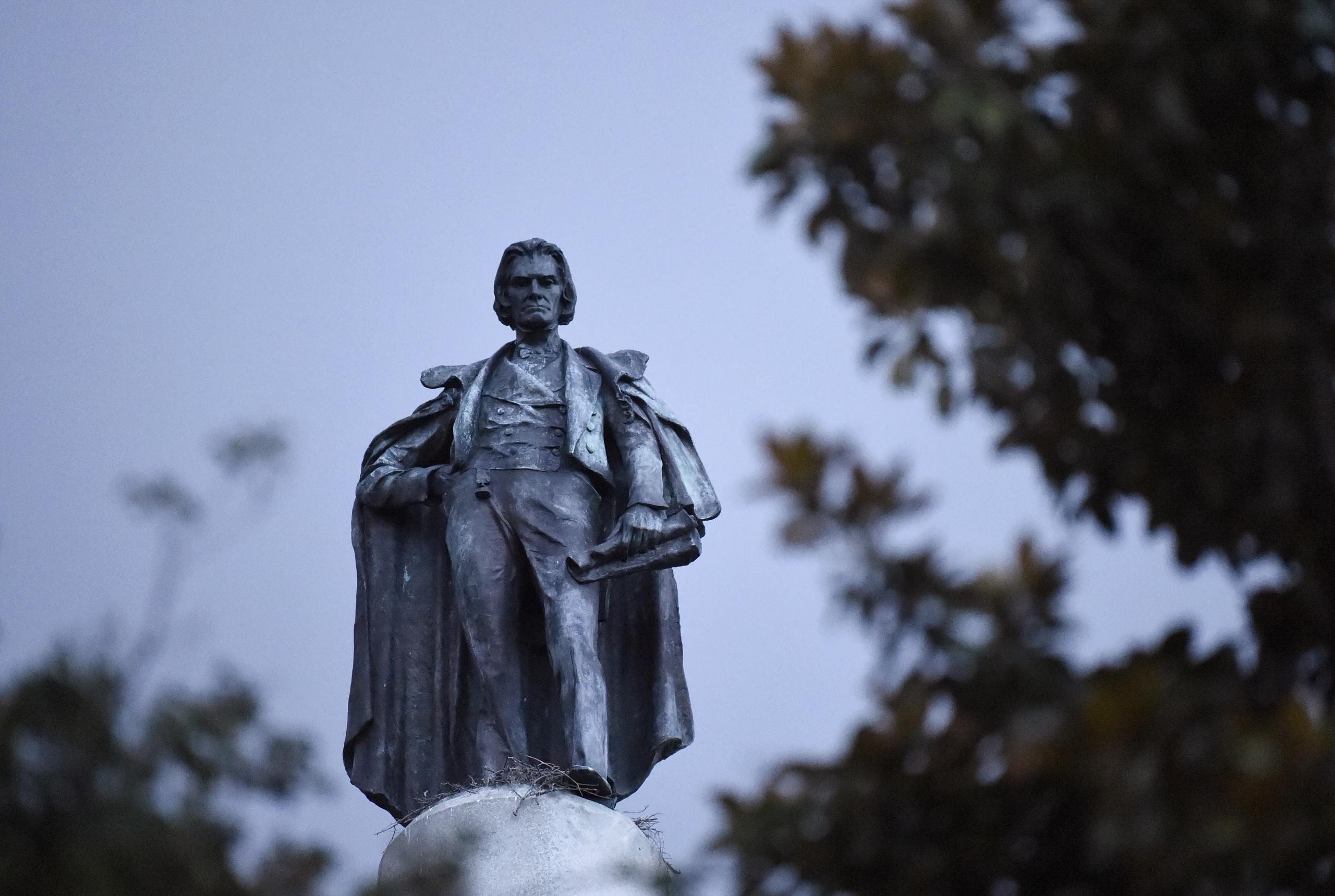 Monumento de 100 pies de altura en honor al vicepresidente y defensor de la esclavitud John C. Calhoun, situado en una plaza céntrica de Charleston, Carolina del Sur