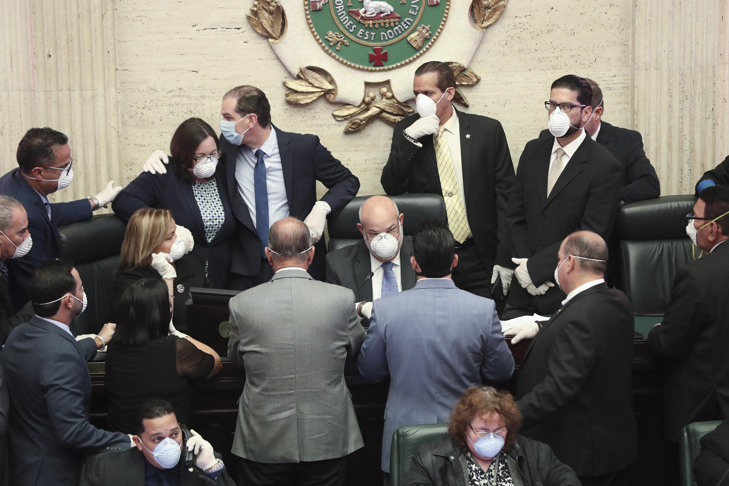 Los legisladores acudieron hoy al Capitolio con mascarillas y guantes.