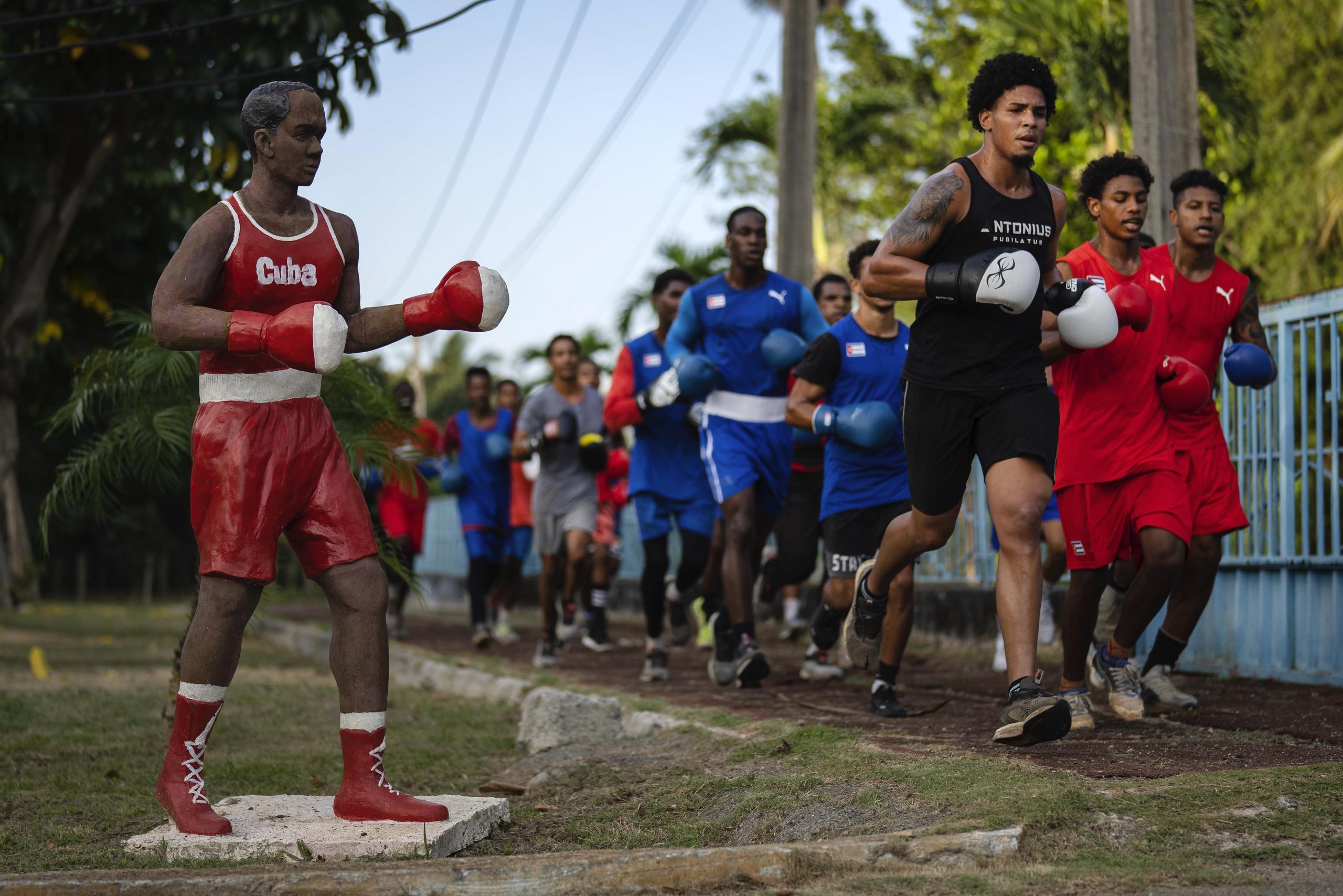 Peleadores de la Escuela Cubana de Boxeo durante un entrenamiento en Wajay, Cuba.