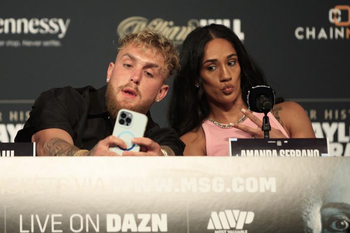 El influencer, boxeador y promotor Jake Paul, a la izquierda, coestelarizará junto a Amanda Serrano una cartelera en el Madison Square Garden programada para el 6 de agosto.
