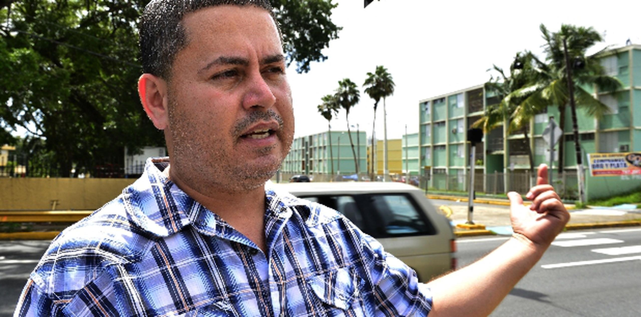 Rafael Saldaña, quien perdió a dos hijos, reaccionó  contento con la construcción de un puente peatonal en la zona.  (Archivo)