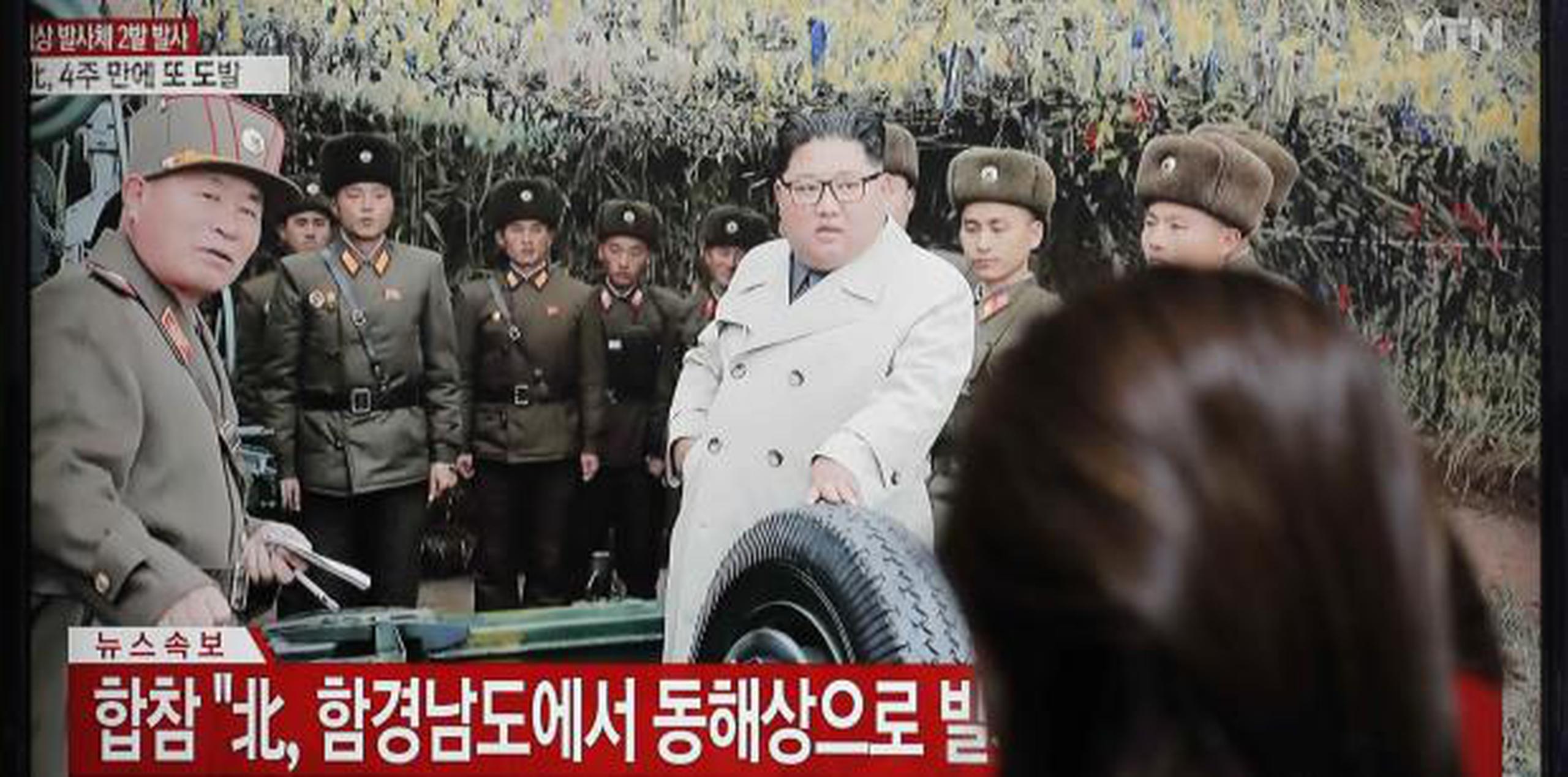 Corea del Norte dijo el lunes que su líder, Kim Jong Un, visitó un islote en el frente y ordenó a las tropas de artillería destinadas allí que practicasen tiro cerca de la frontera marítima. (AP / Lee Jin-man)