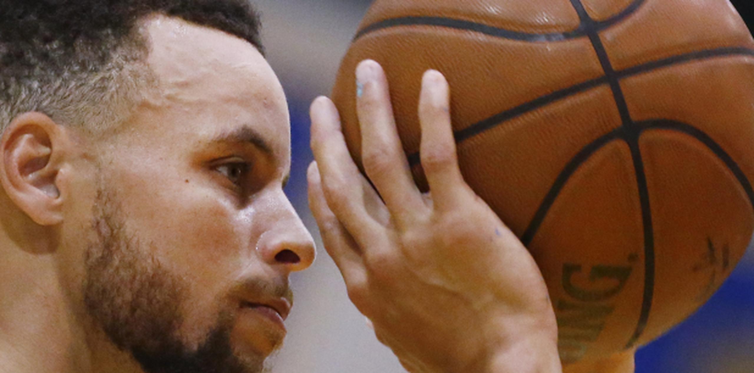 Curry logró 49 puntos, incluidos 13 en los últimos 1:42 minutos. (AP)