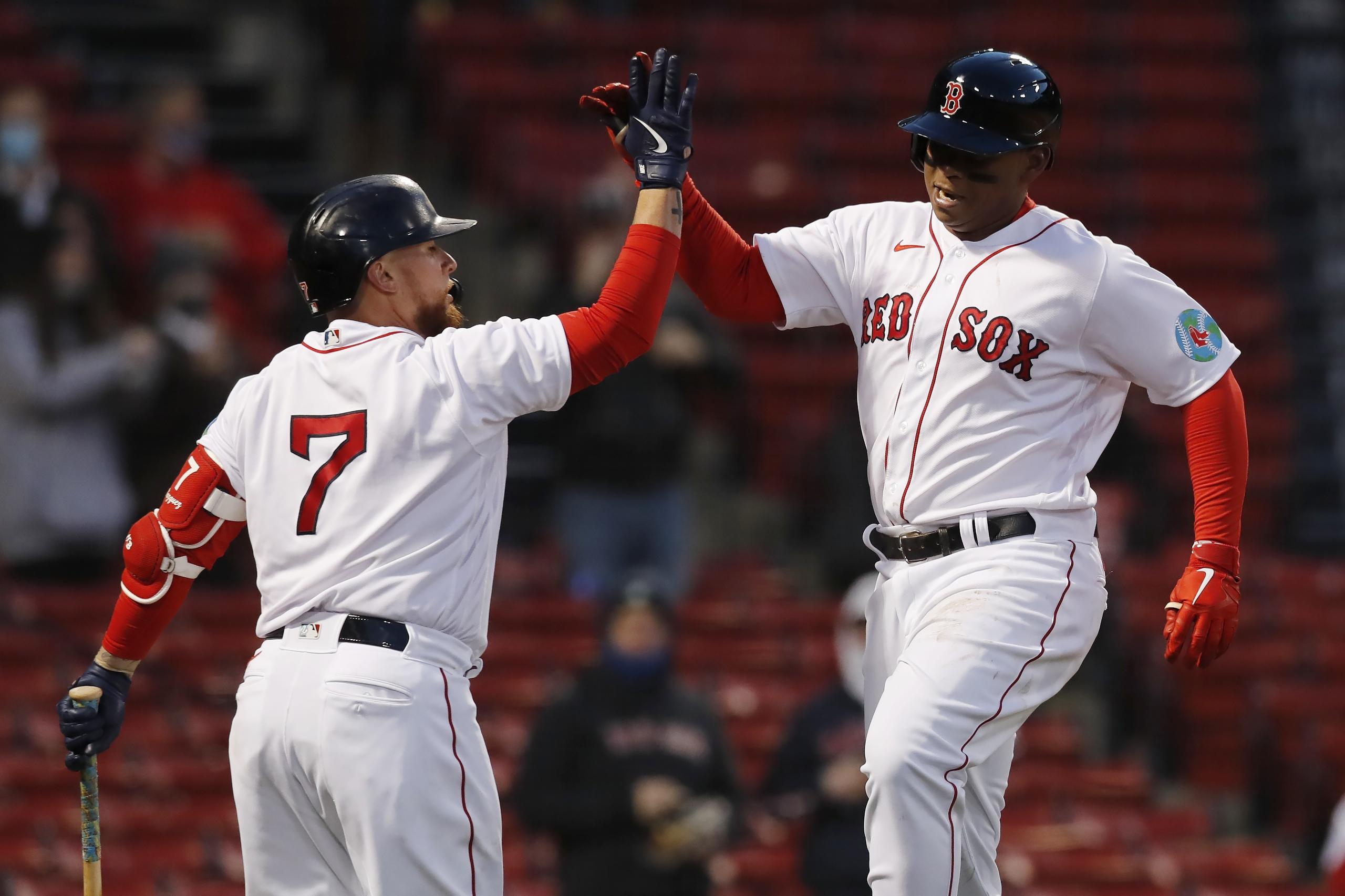 El dominicano Rafael Devers, a la derecha, recibe la felicitación de su compañero boricua de los Red Sox de Boston, Christian Vázquez.
