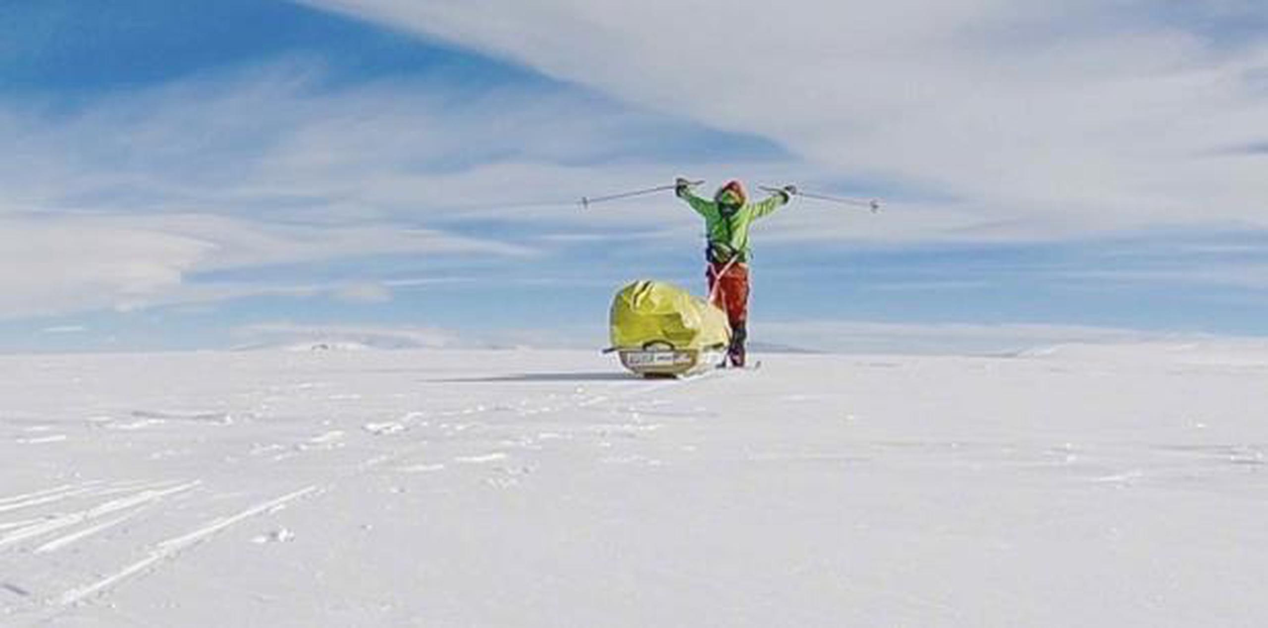 El aventurero estadounidense Colin O’Brady posando durante su recorrido por la Antártida ayer, miércoles. (Colin O'Brady vía AP)